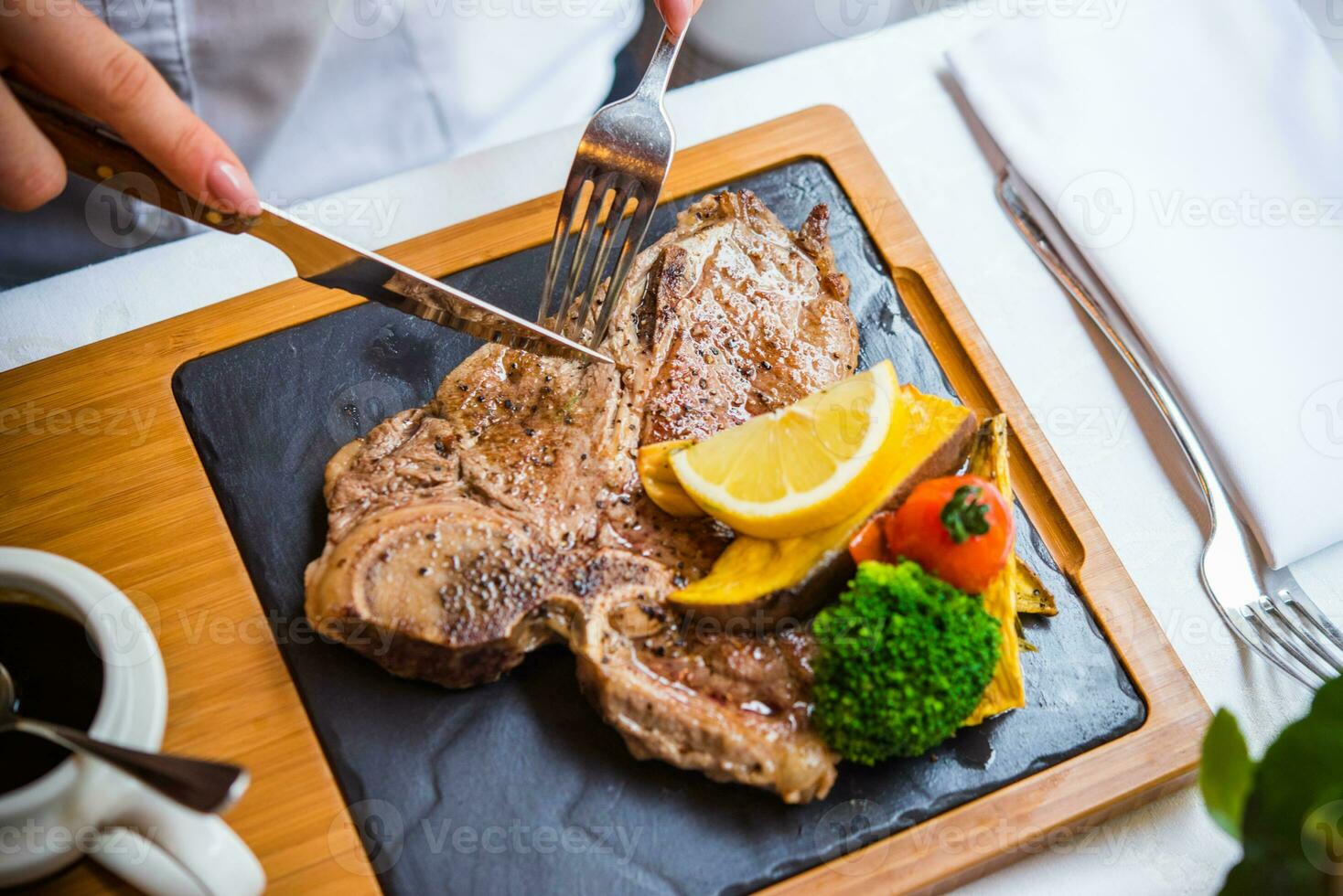 T-Bone Steak im schick Restaurant auf Platte. foto