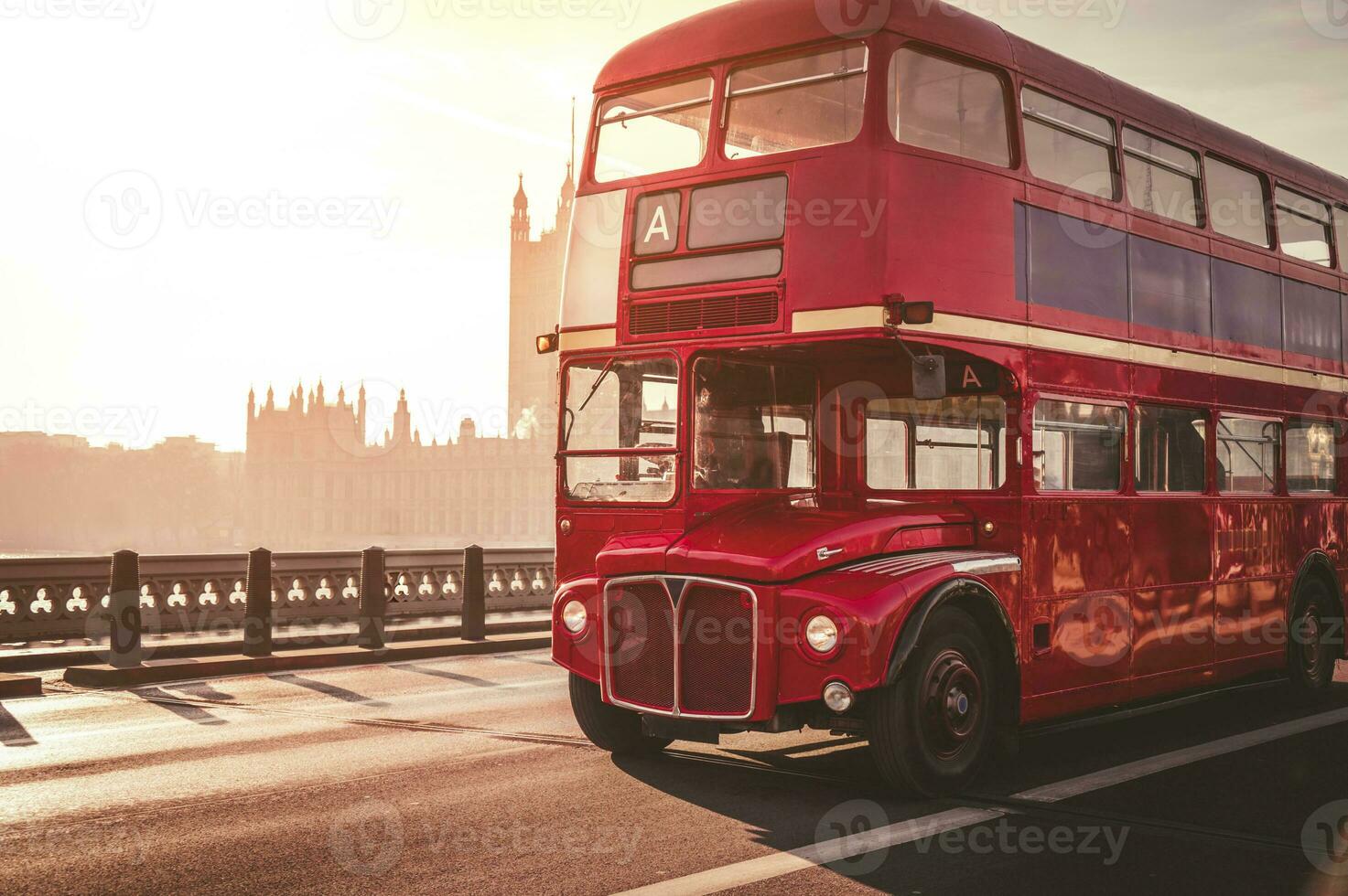 klassisch Englisch rot Bus auf das Westminster Brücke und groß ben Turm im das Hintergrund. foto