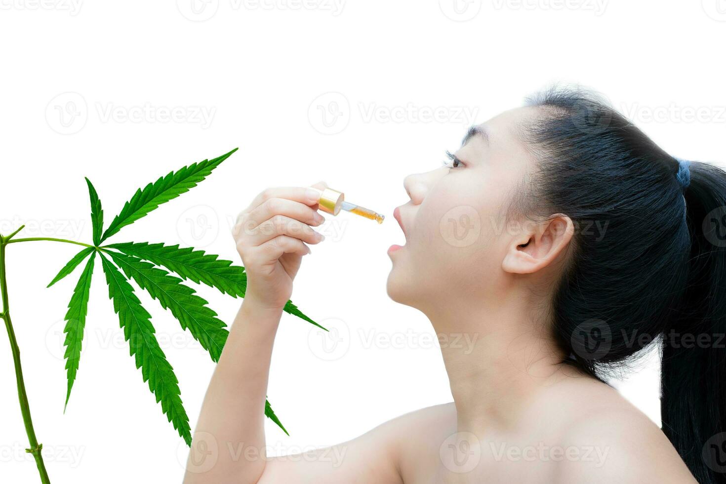 Frau, die eine Pipette mit sublingualem Cannabisöl hält foto