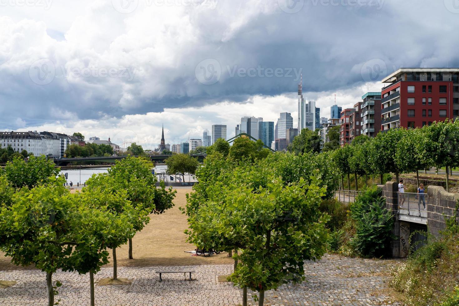 eine dramatische skyline in frankfurt in deutschland foto