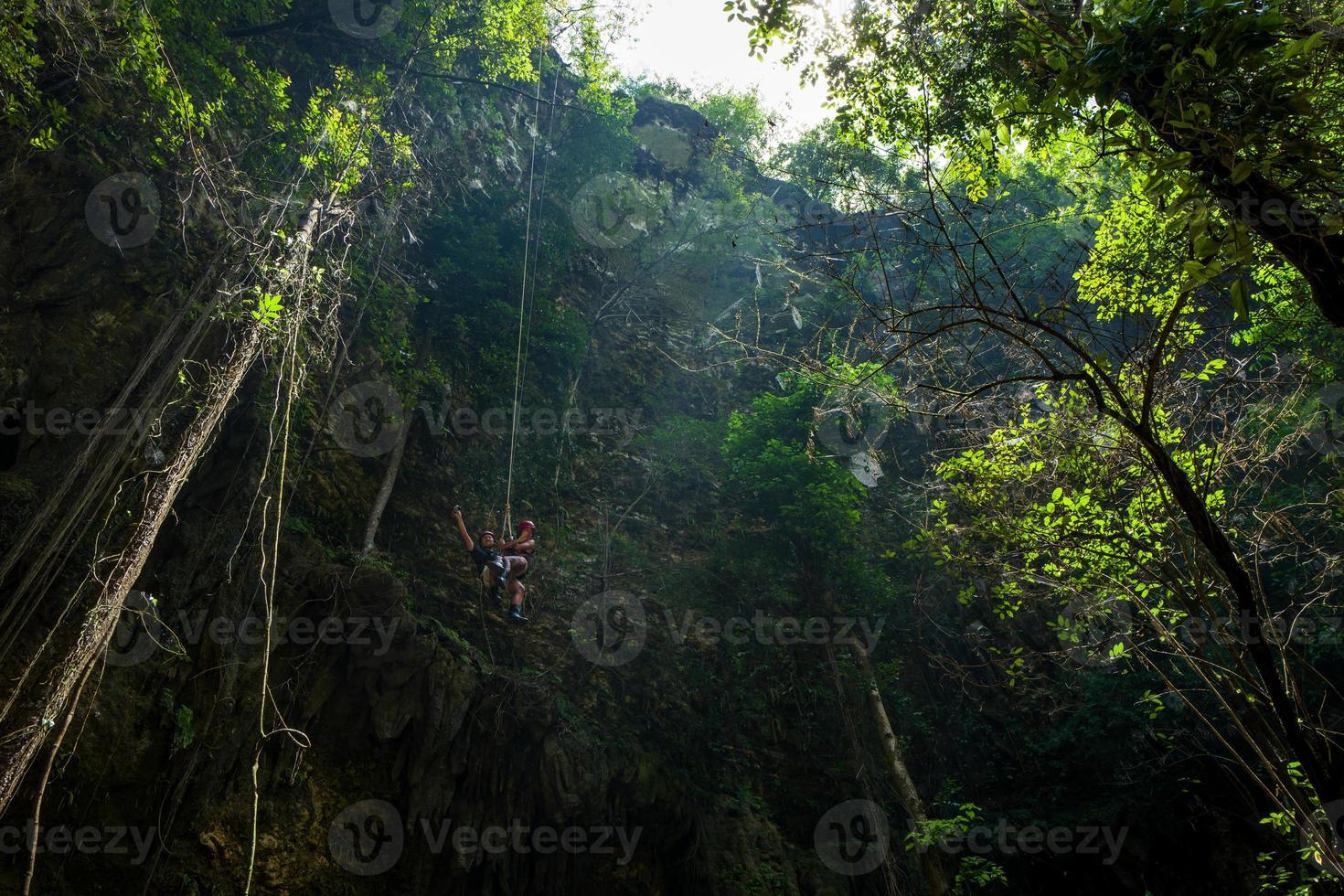 Blick zum Himmel bei Goa Jomblang Tour in der Nähe von Yogyakarta in Indonesien in foto