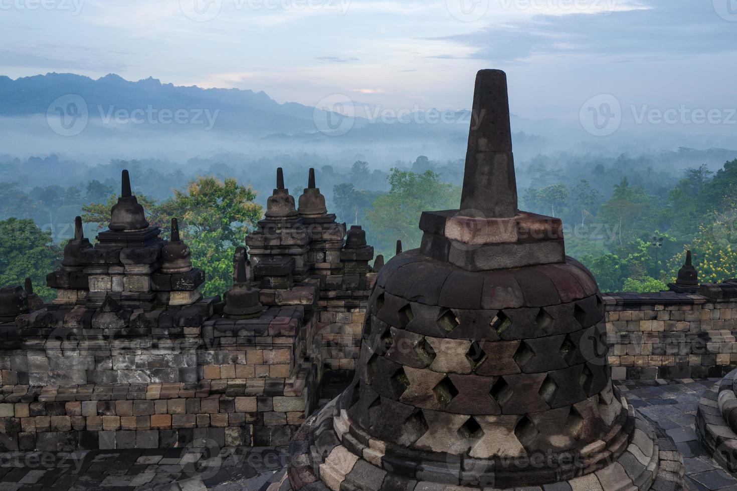 der Borobudur-Tempel bei Sonnenaufgang foto