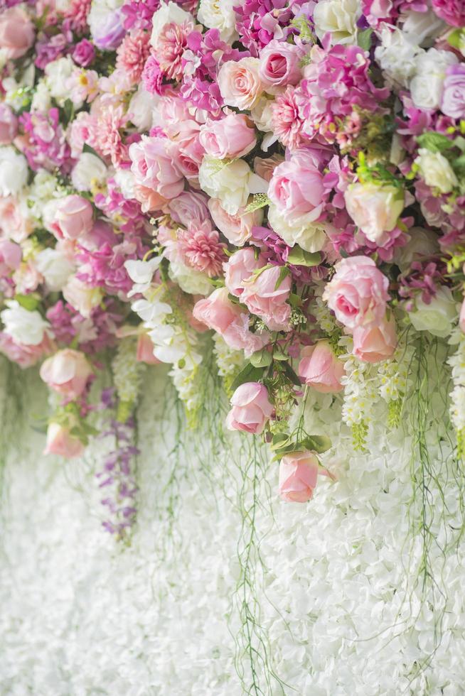 Hochzeitskulisse mit Blumen- und Hochzeitsdekoration foto