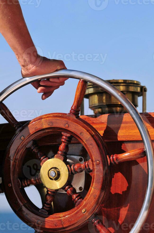 Kapitän Hand auf Lenkung Rad foto