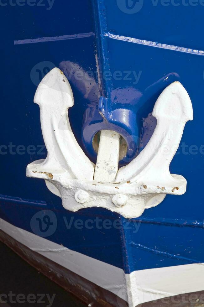 Weiß Anker auf ein Blau Boot foto