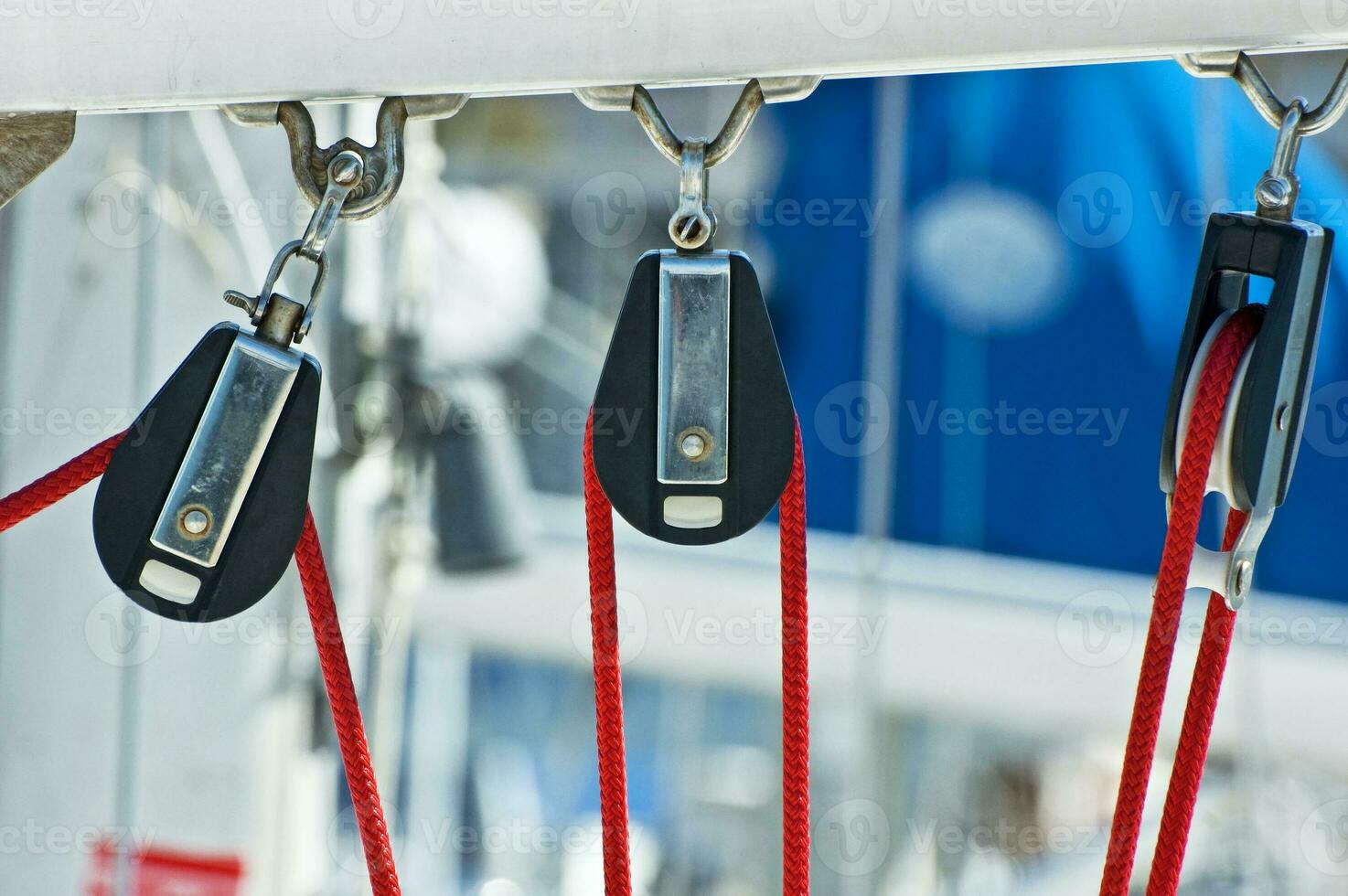 Segelboot Detail - - drei Segeln Riemenscheiben mit rot Seil foto