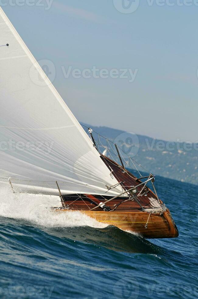 schließen oben von Segeln Yacht Bogen foto