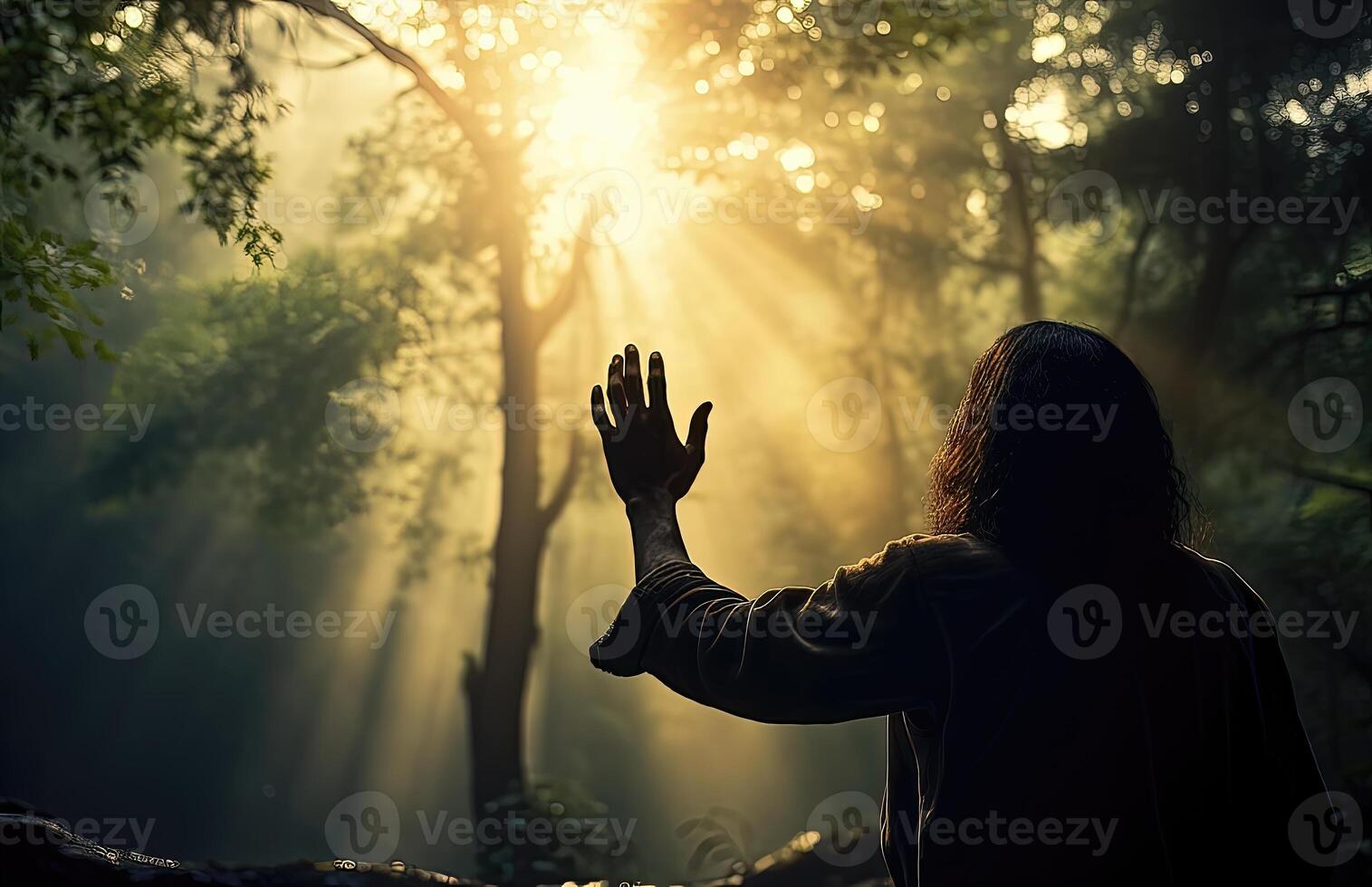 Mann beten im das Wald foto