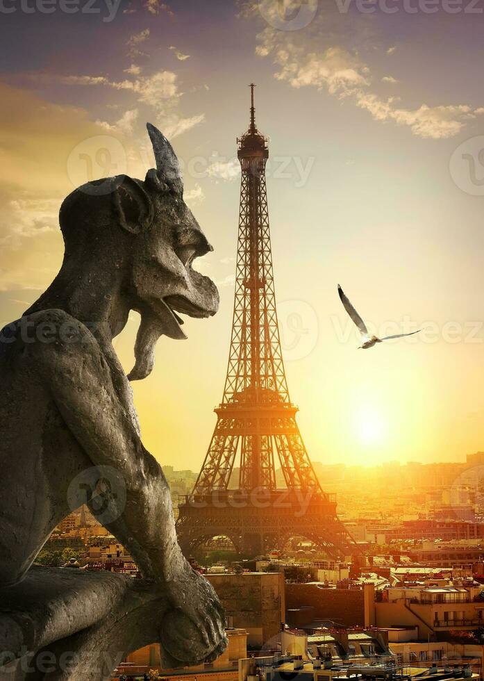 Stein Chimäre und Eiffel Turm foto