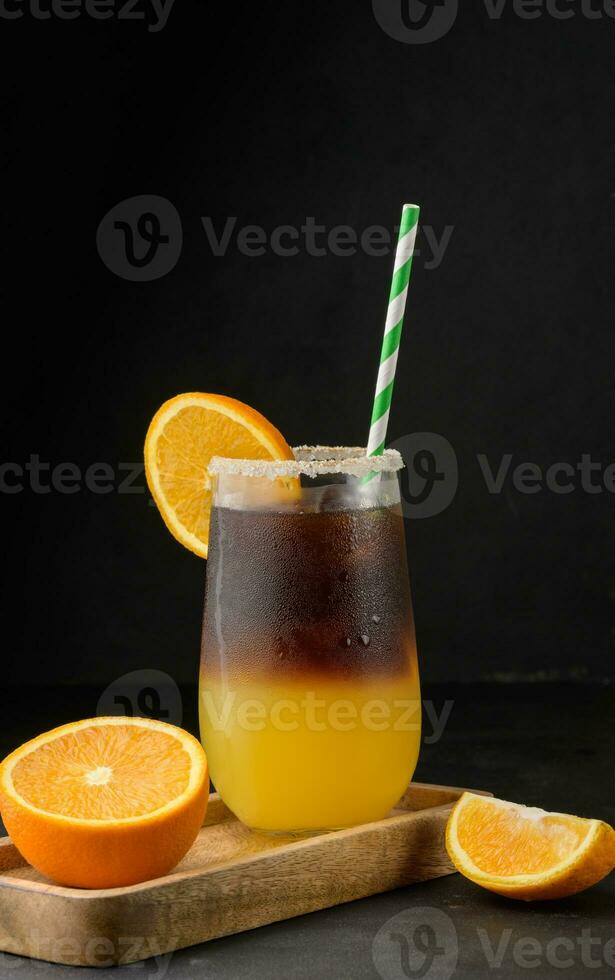 vereist Kaffee mit Orange Saft im ein transparent Glas, erfrischend Hummel Kaffee auf das Tabelle foto