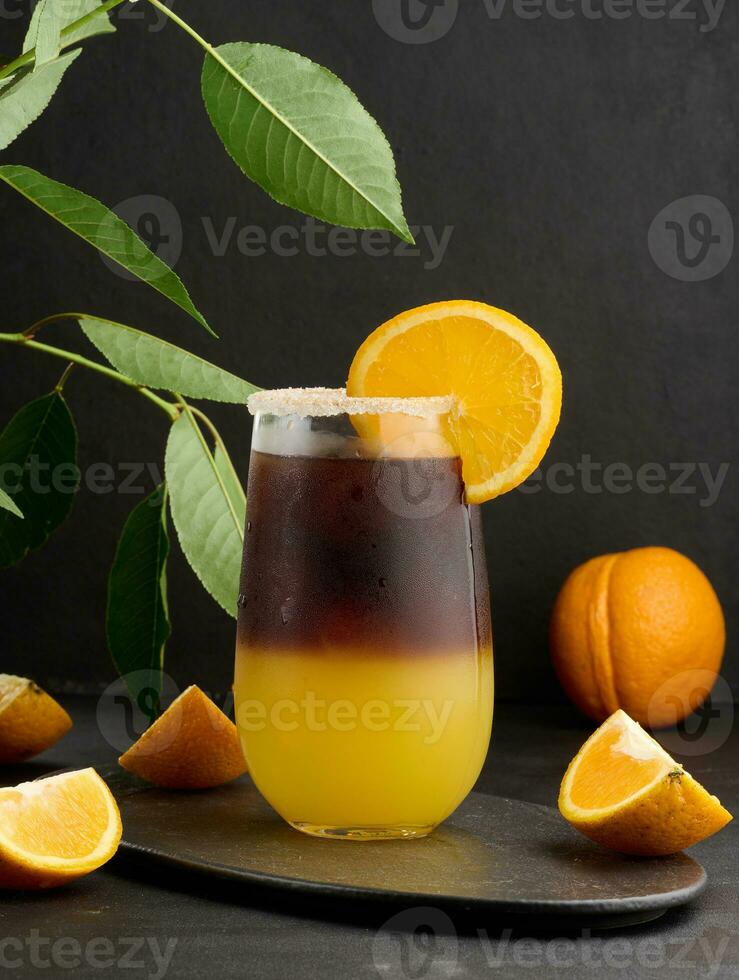 vereist Kaffee mit Orange Saft im ein transparent Glas, erfrischend Hummel Kaffee auf das Tabelle foto