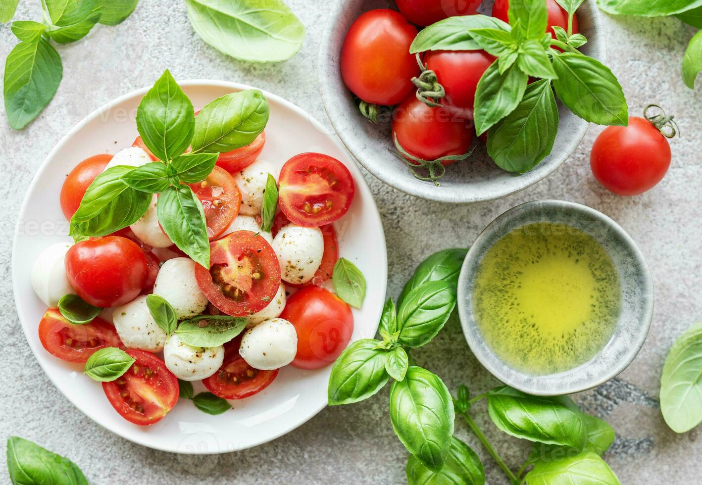 Caprese-Salat mit Tomaten, Mozzarella und Basilikum. foto