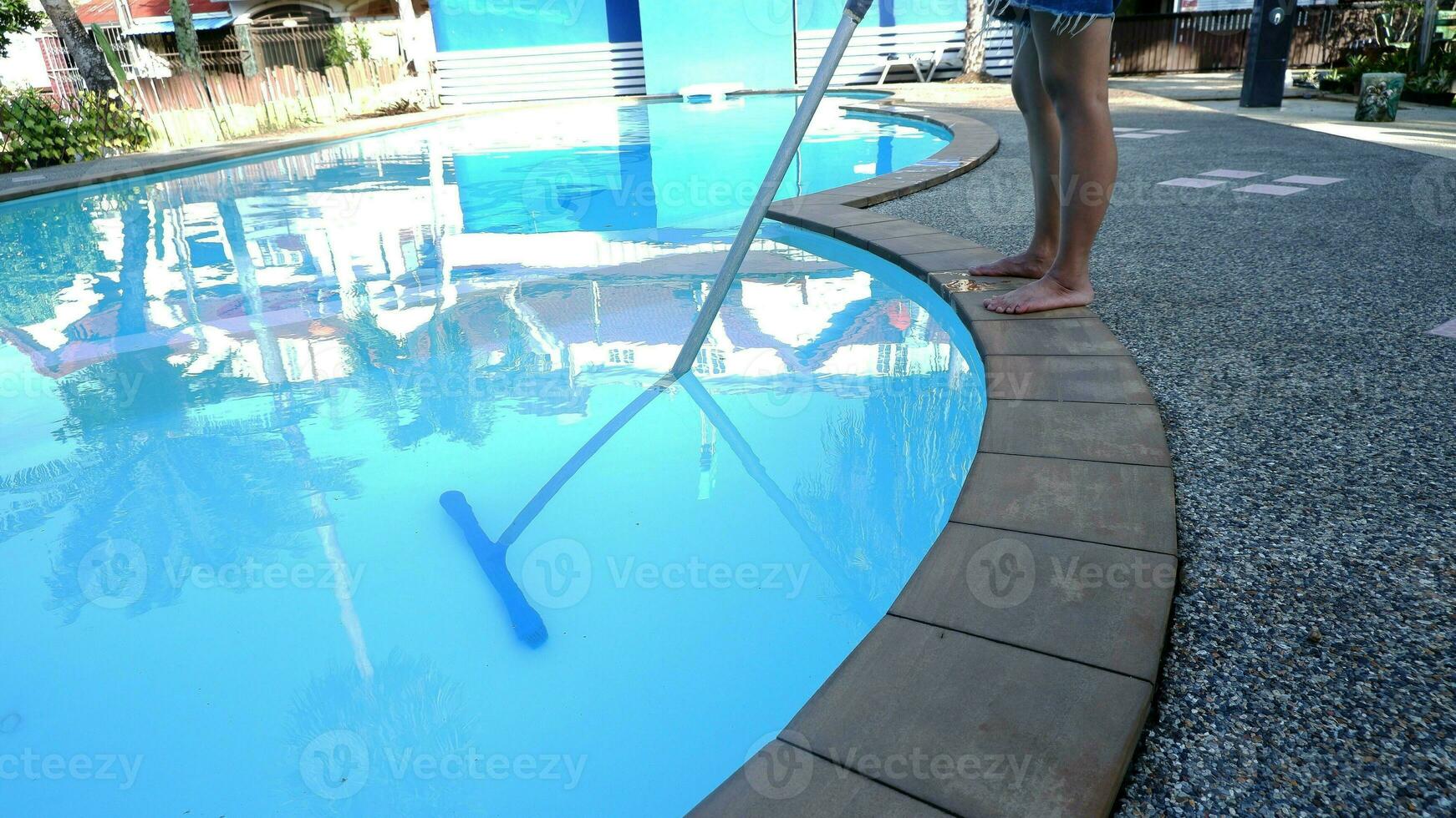 Frauen Reinigung Schwimmen Schwimmbad, Wasser Wartung, Schwimmbad Pflege Ausrüstung. foto