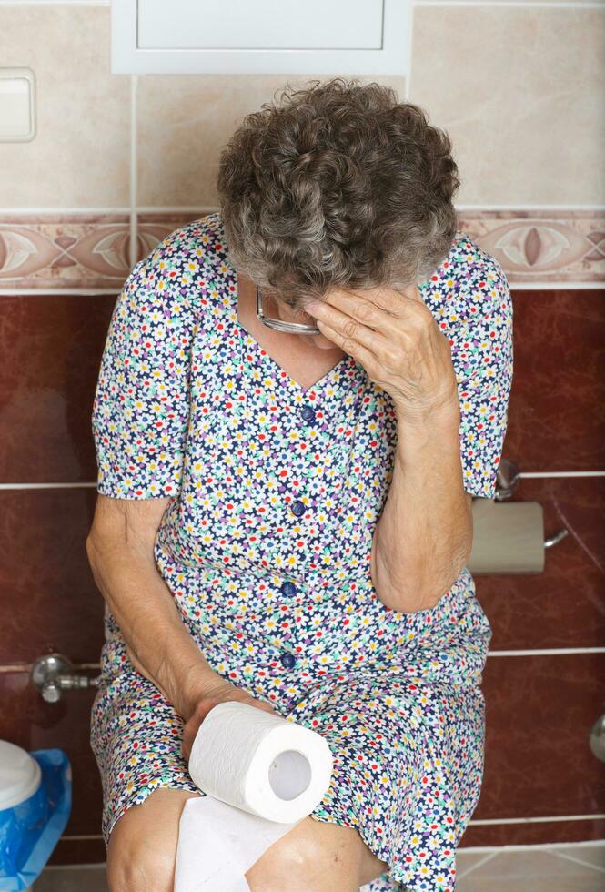 alt Frau im ein Badezimmer foto