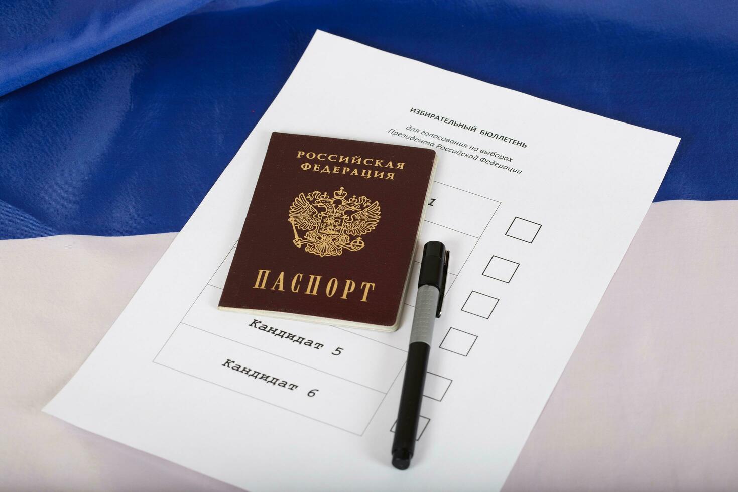 Russisch Reisepass auf ein ungefähr Stichprobe von Abstimmung Papier zum Präsidentschaftswahl Wahlen. foto