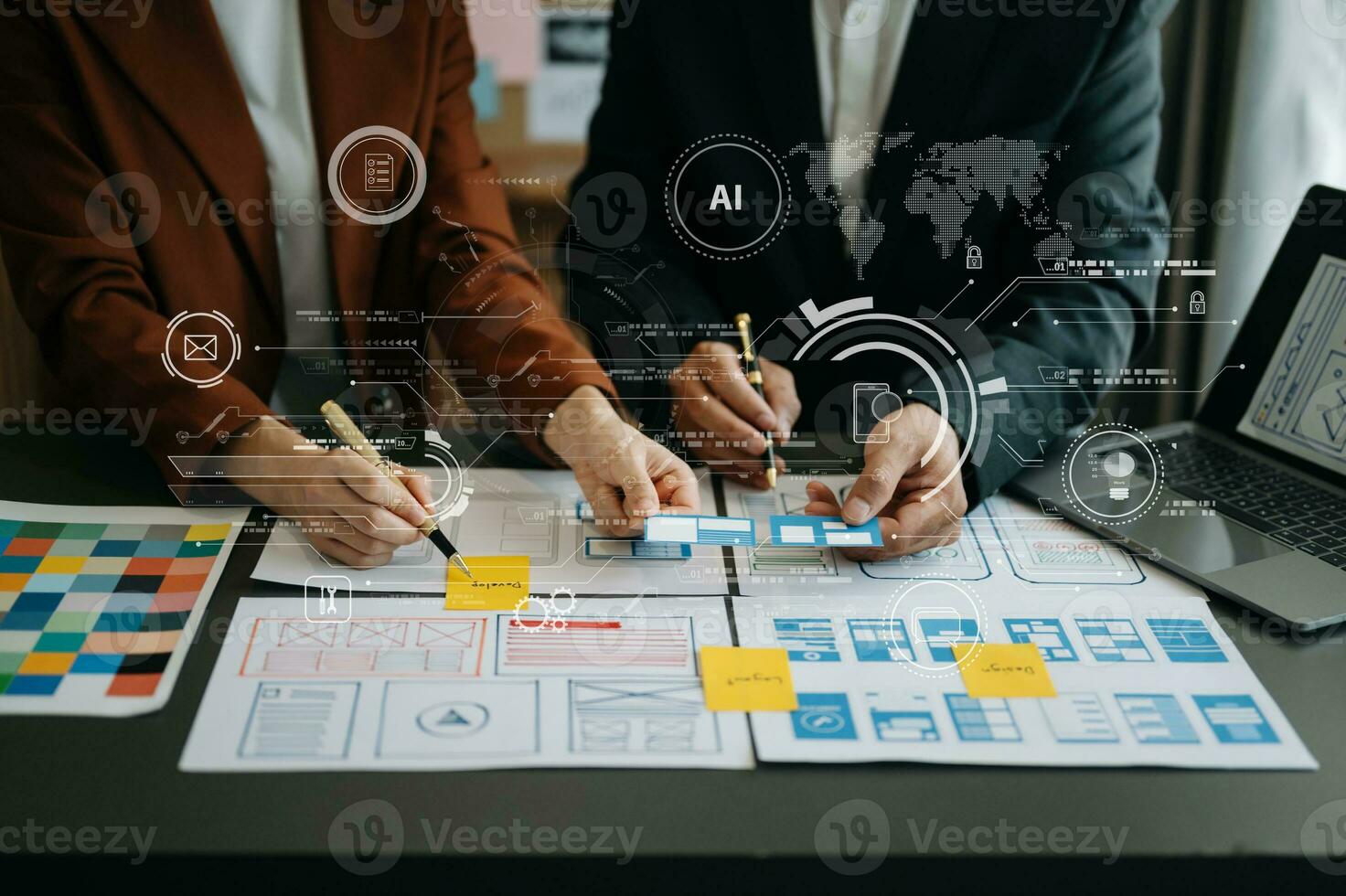 schließen oben Aussicht von ui Entwickler Mannschaft Brainstorming auf ihr Projekt mit Laptop, Smartphone und Digital Tablette. kreativ Digital Entwicklung Agentur. mit virtuell Symbole foto