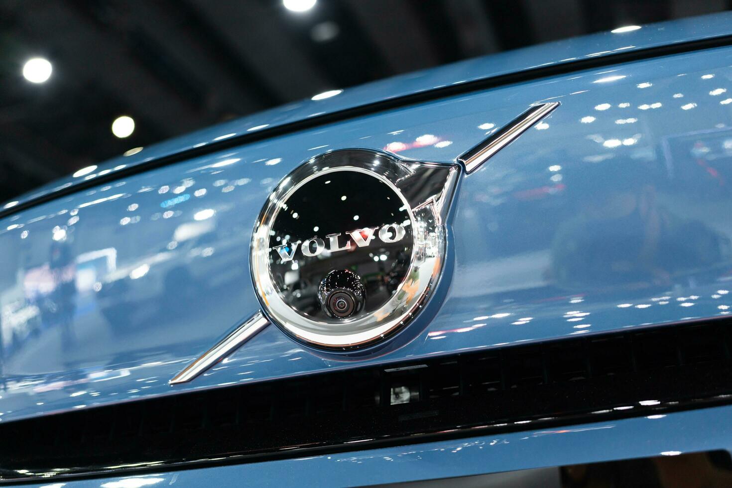 Bangkok Thailand - - Juli 7 2023 volvo Logo auf volvo c40 aufladen ist ein vollelektrisch kompakt suv Modell- hergestellt durch volvo Autos. es ist ein Schwedisch Luxus Automobil Marke. foto