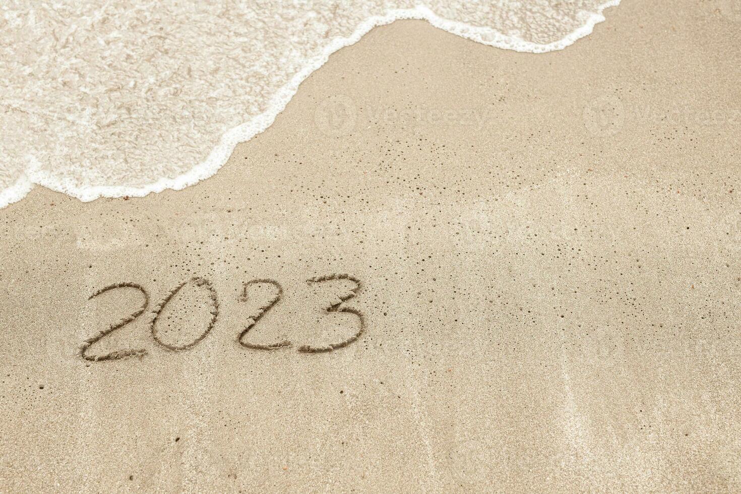 Inschrift auf das Strand Sprichwort 2023 mit ein Welle foto