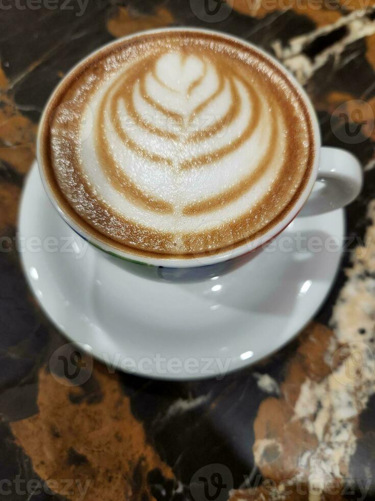 Kaffee. Tasse von Kaffee auf ein Marmor Oberfläche. Schaum Kaffee foto