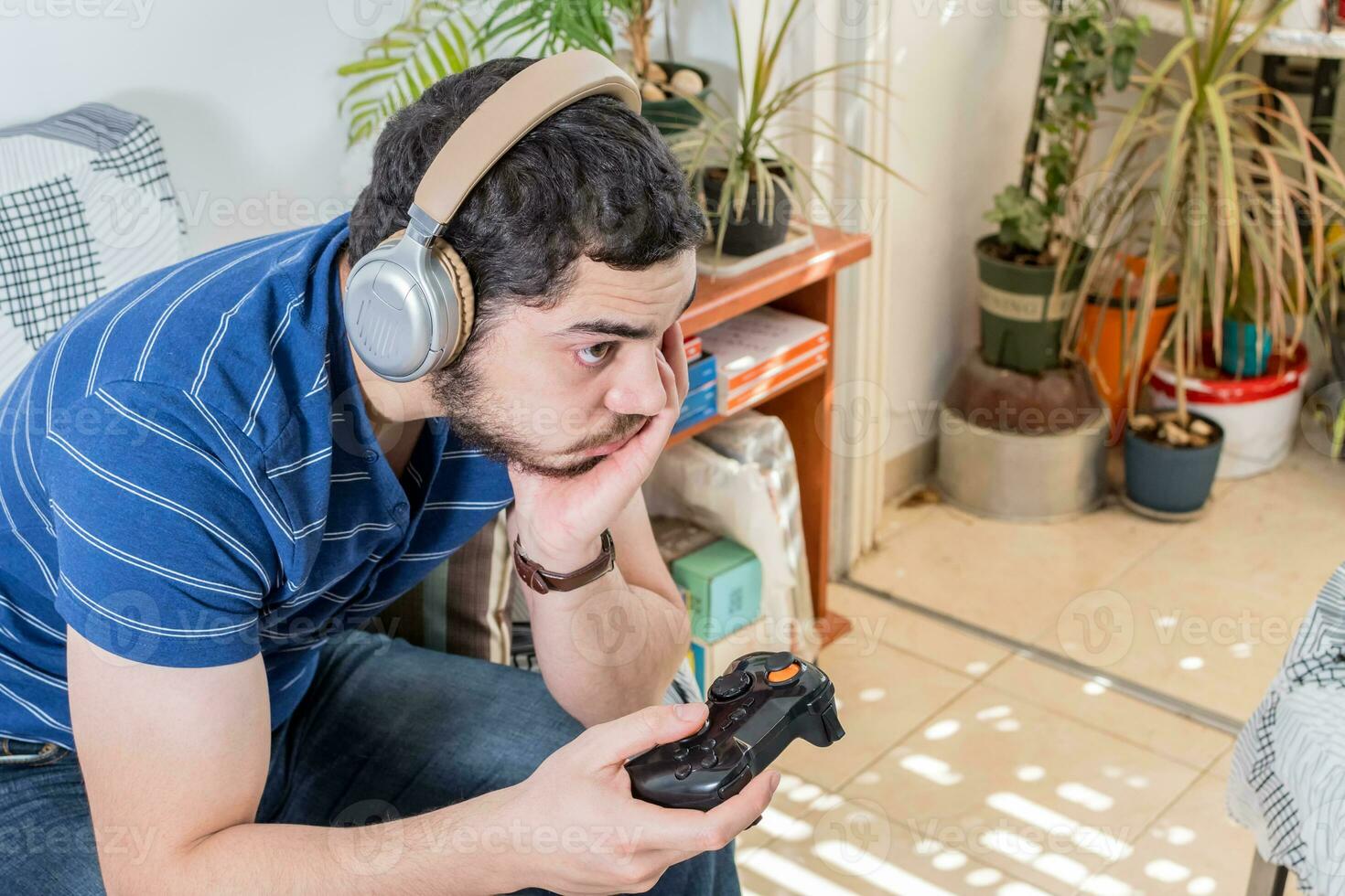 unzufrieden jung kaukasisch Mann spielen Video Spiele Langeweile. foto