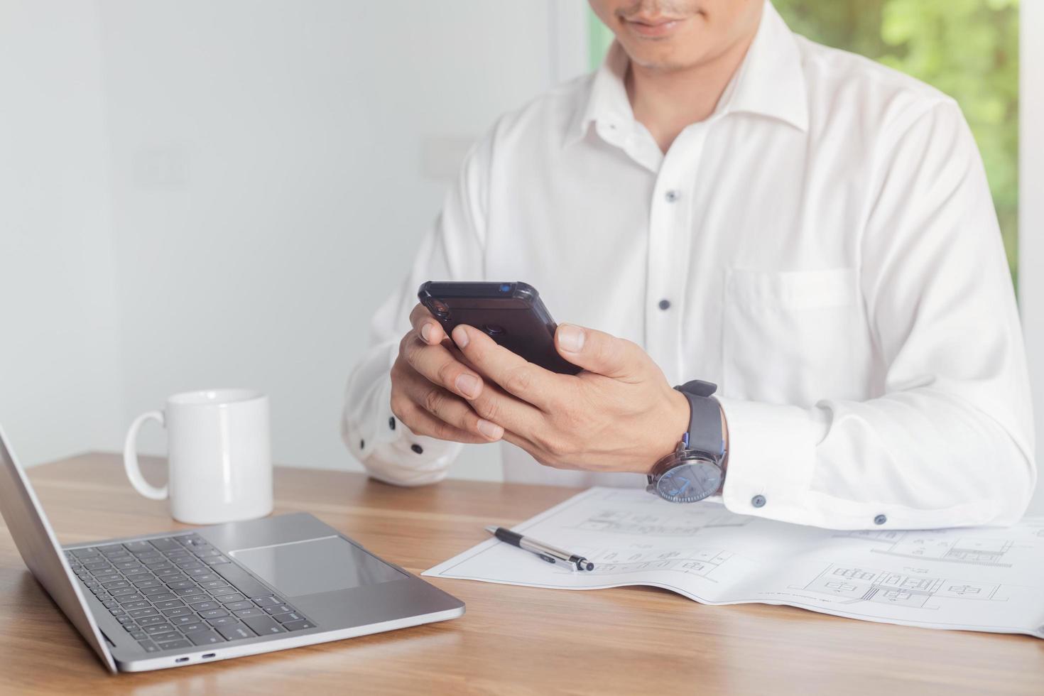 männlicher Ingenieur, der im Büro arbeitet foto