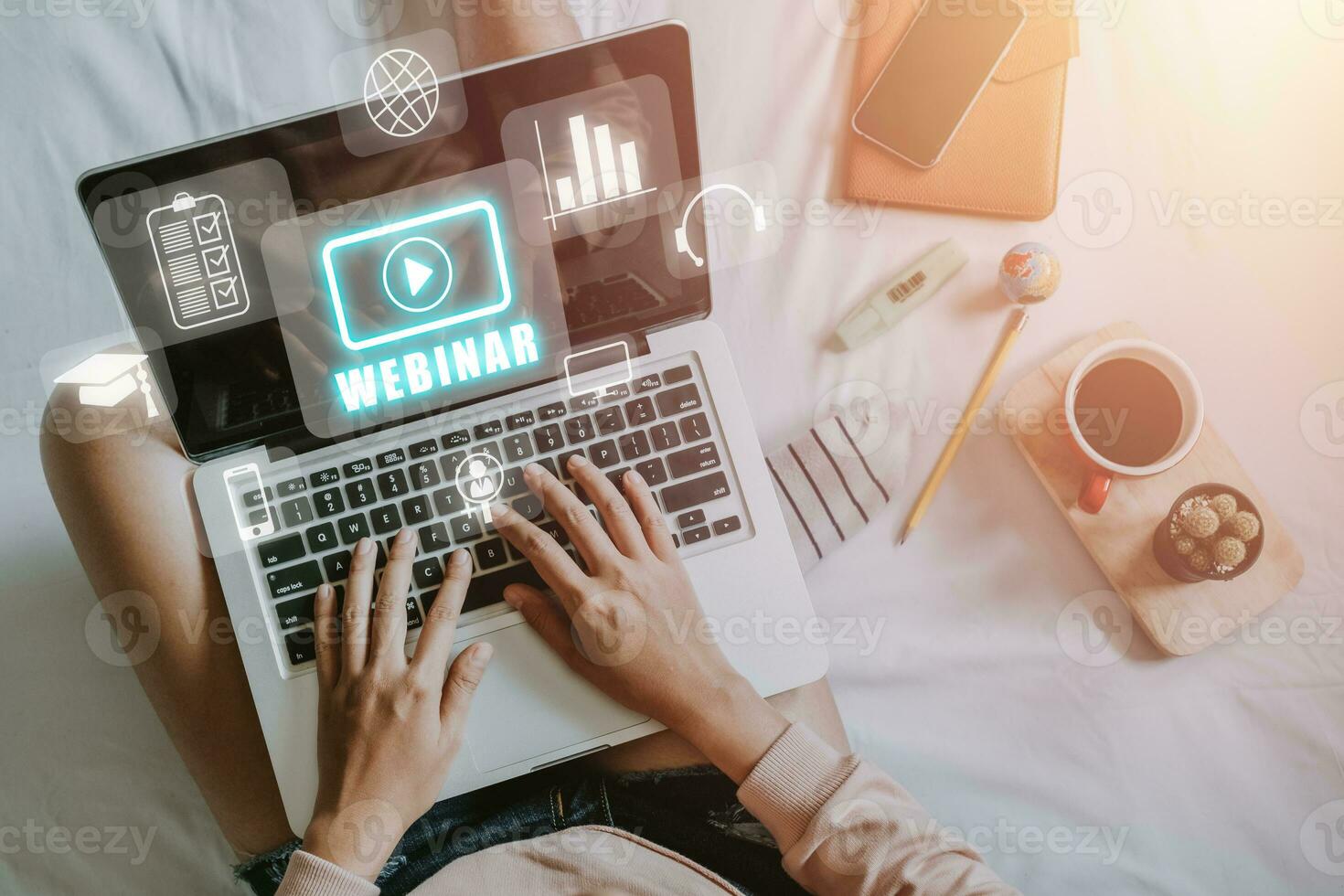 Webinar E-Learning Ausbildung Geschäft Internet Technologie Konzept. Person Hand mit Laptop Computer mit vr Bildschirm Webinar Symbol auf Schlafzimmer. foto