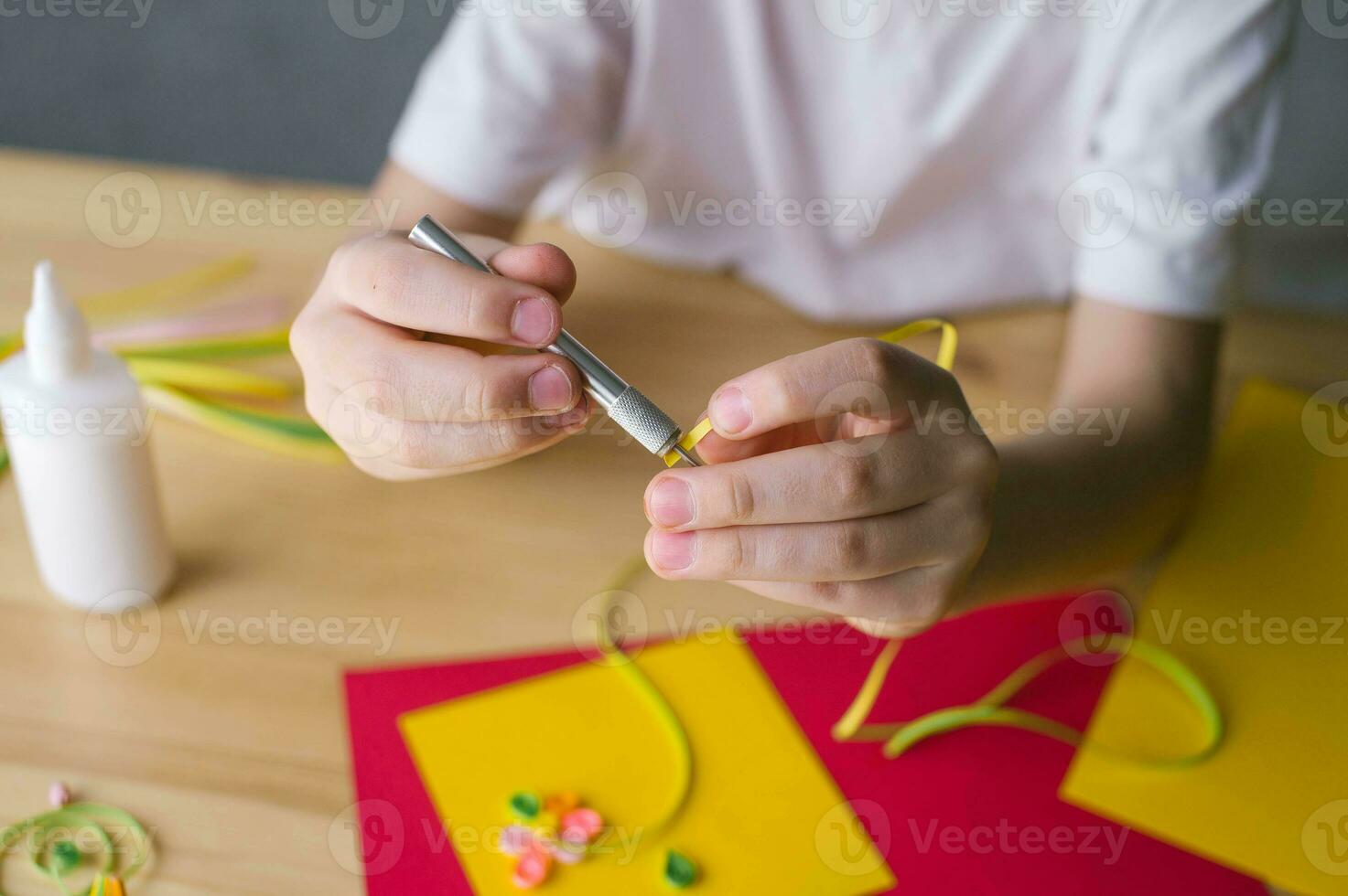 Herstellung ein Postkarte von lange und eng Streifen von Papier verdrehte in Spiralen mit ein Ahle, quilling foto