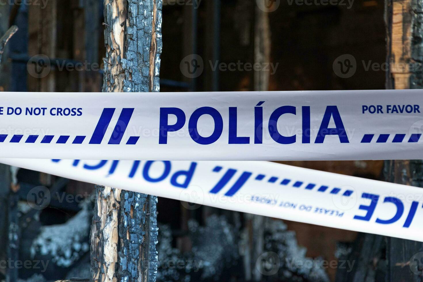Portugiesisch Polizei Band verbarrikadieren ein verbrannt Haus foto