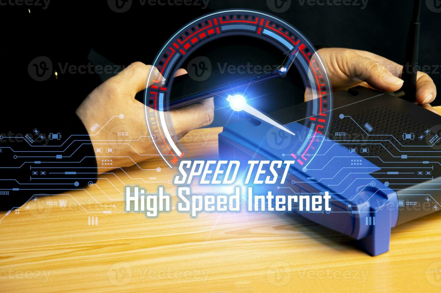 Super schnell Internet Verbindung Geschwindigkeitstest Bandbreite Netzwerk Technologie, Mann mit Internet hoch Geschwindigkeit durch Smartphone und Laptop Computer, 5g Qualität, Geschwindigkeit Optimierung. foto