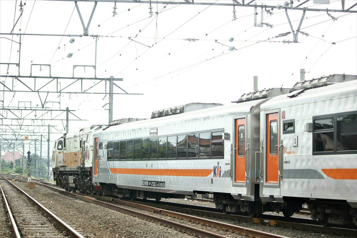 Jakarta, Indonesien-18 Juni 2023 indonesisch Zug auf ein sonnig Tag foto