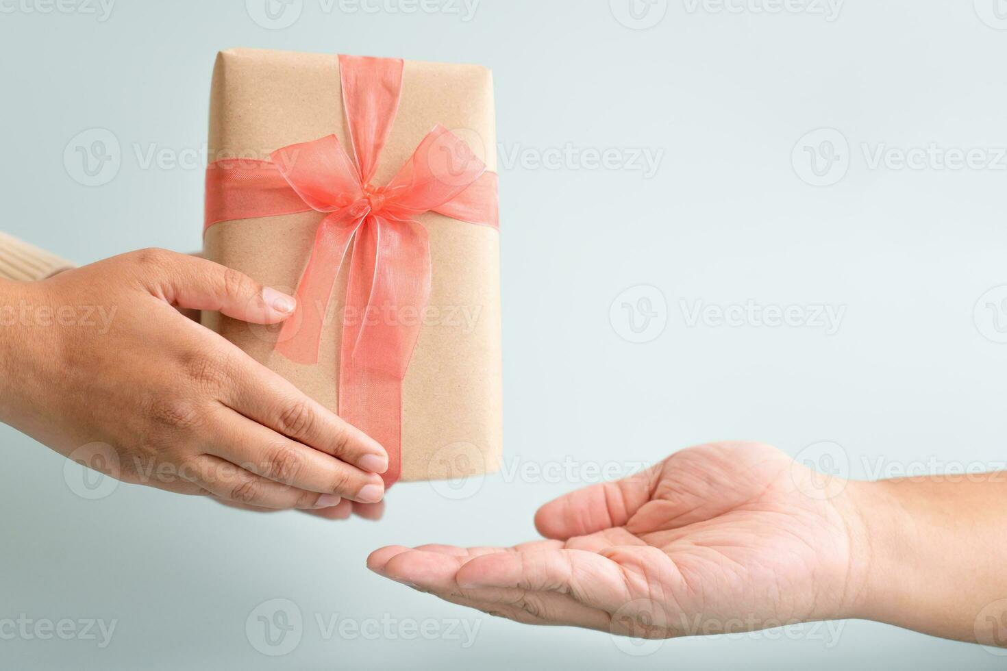 Frau Tragen Geschenk Papier Box Krawatte süß Band zum Besondere Gelegenheit. Lieferung Senden Geschenk zu jemand Besondere zu danken oder Überraschung. foto