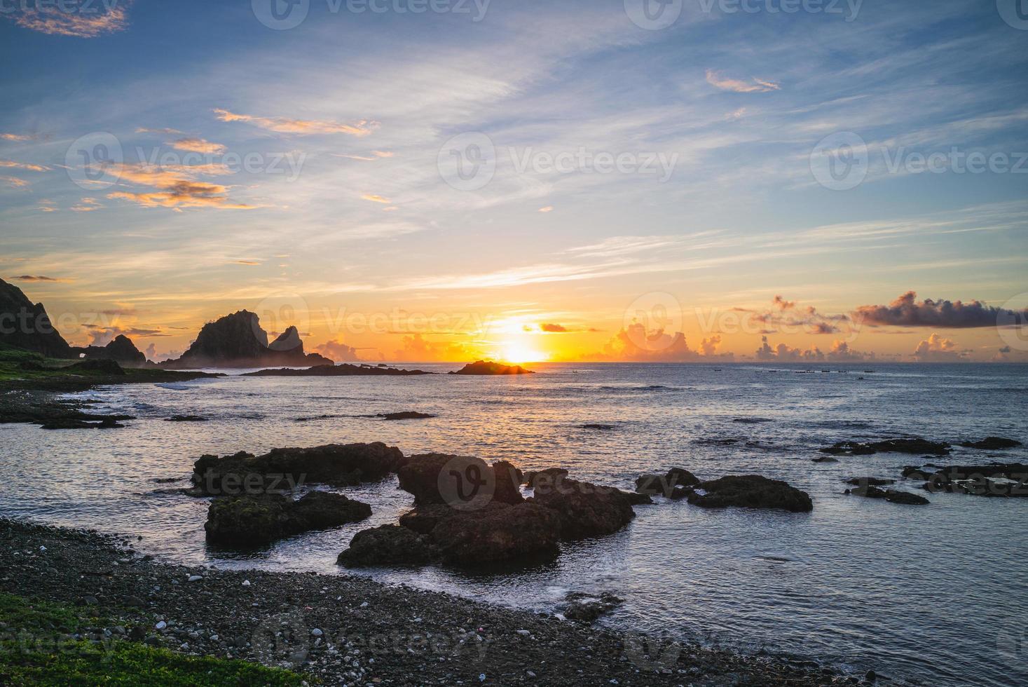 Sonnenaufgang an der Dongqing-Bucht in Lanyu, Taitung, Taiwan foto