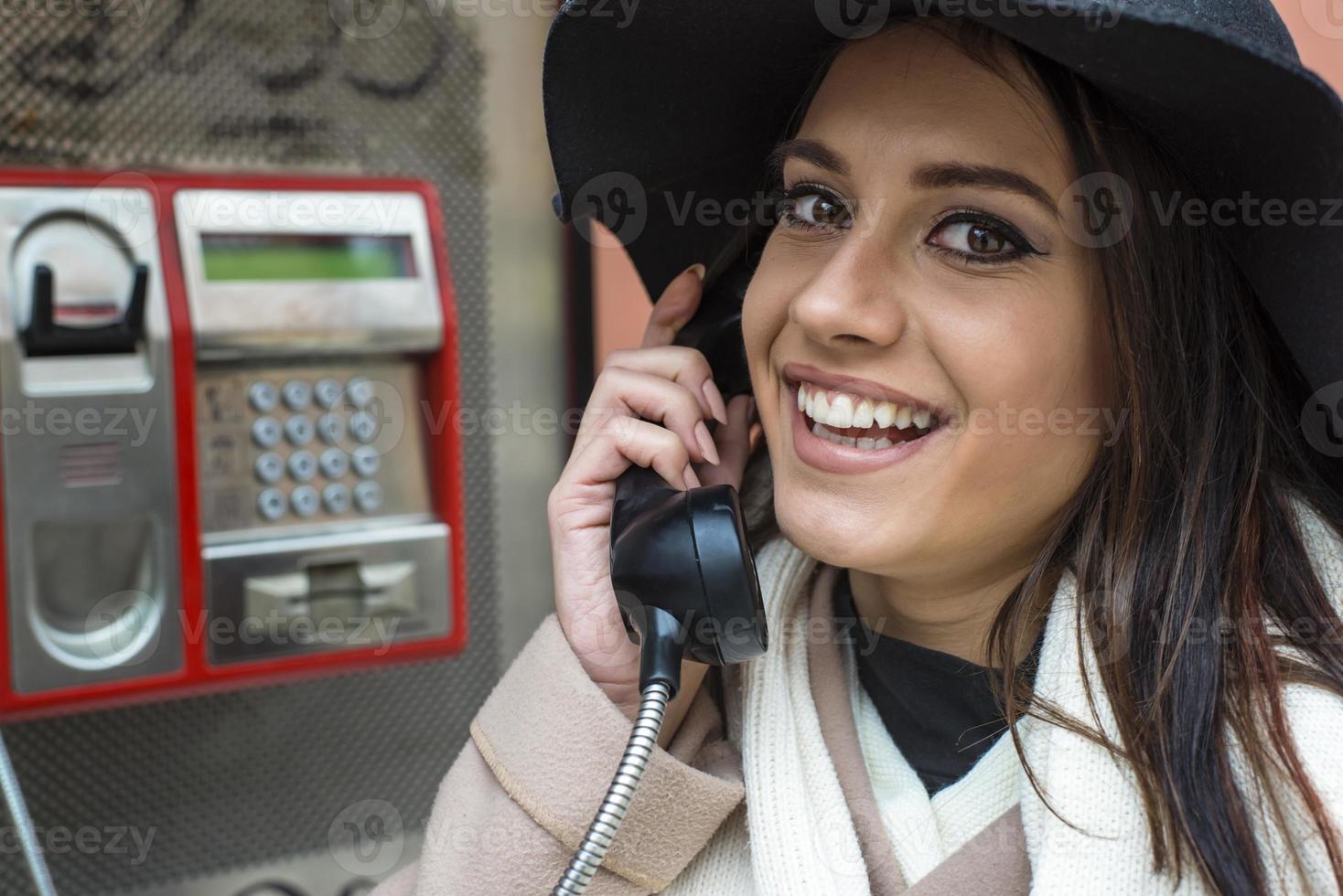 junge Frau am Telefon foto