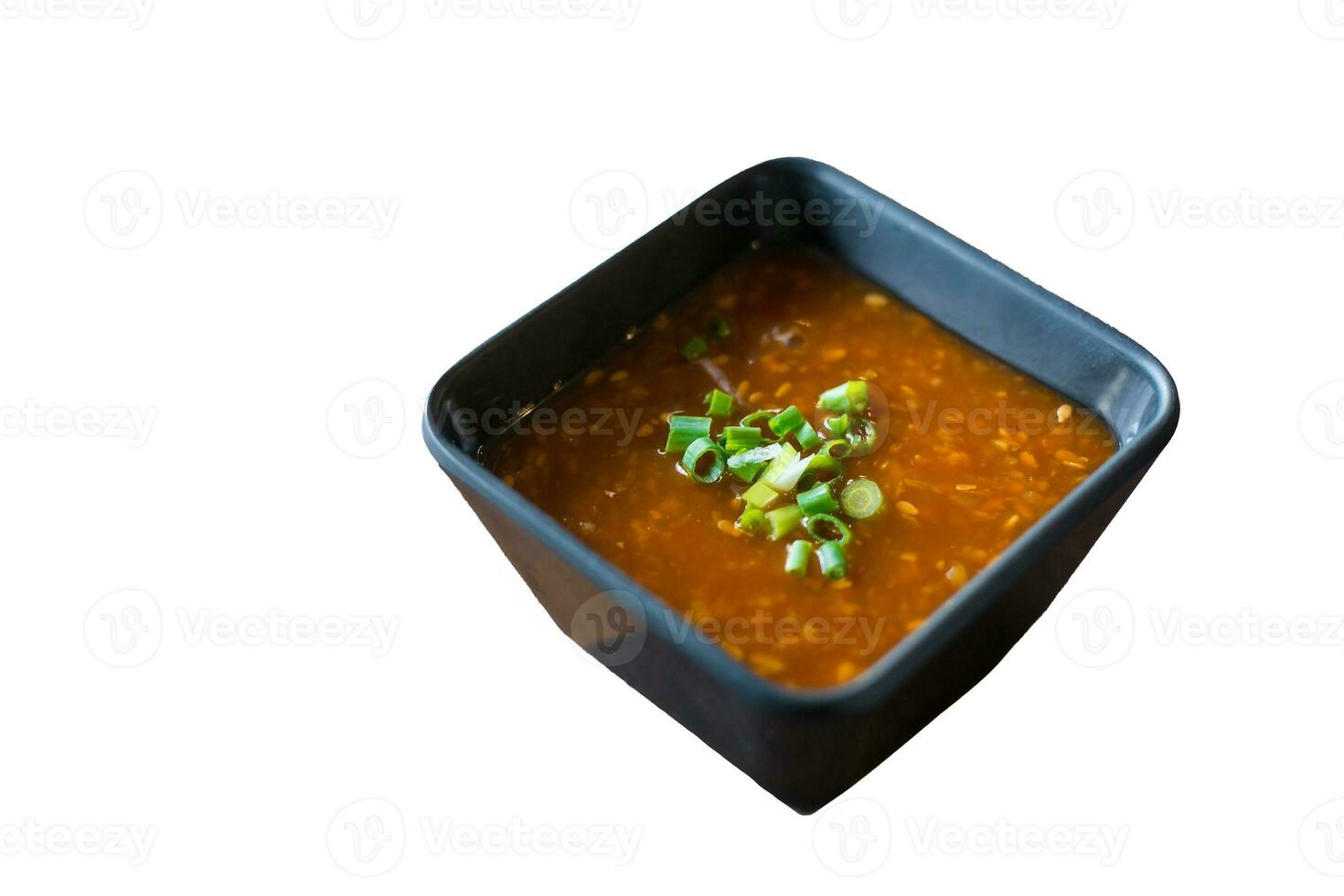 suki Soße ist ein Chili Soße suki Asien Stil Essen jaew Eintauchen Soße wie thailändisch würzig Eintauchen Soße isoliert auf Weiß Hintergrund. foto