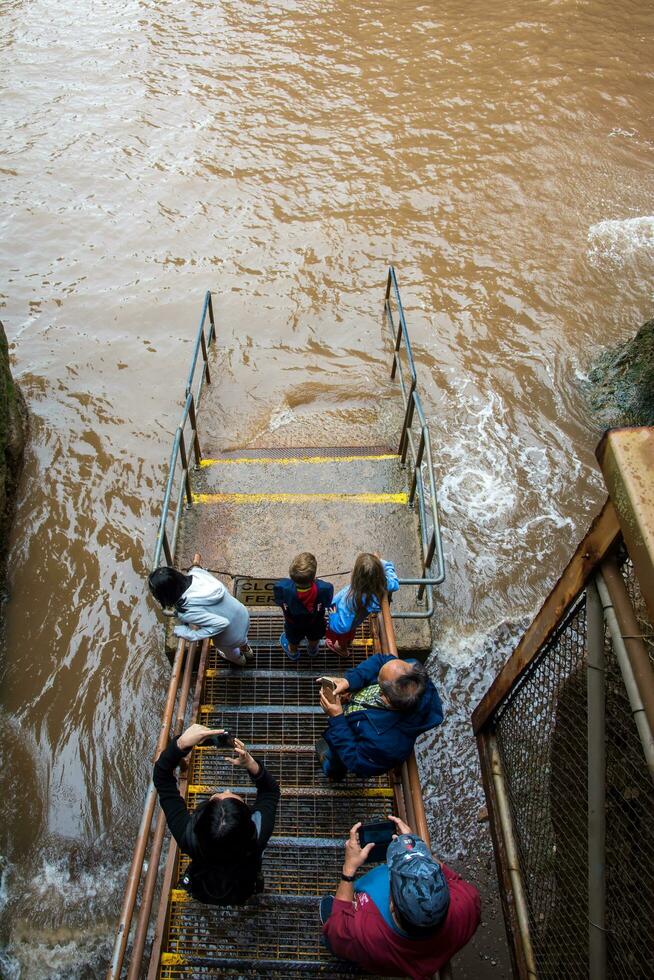 Bucht von fundy, Kanada - - August 12, 2015-Menschen warten auf das Treppe zum das Tide zu gehen Nieder damit Sie können gehen auf das Strand foto