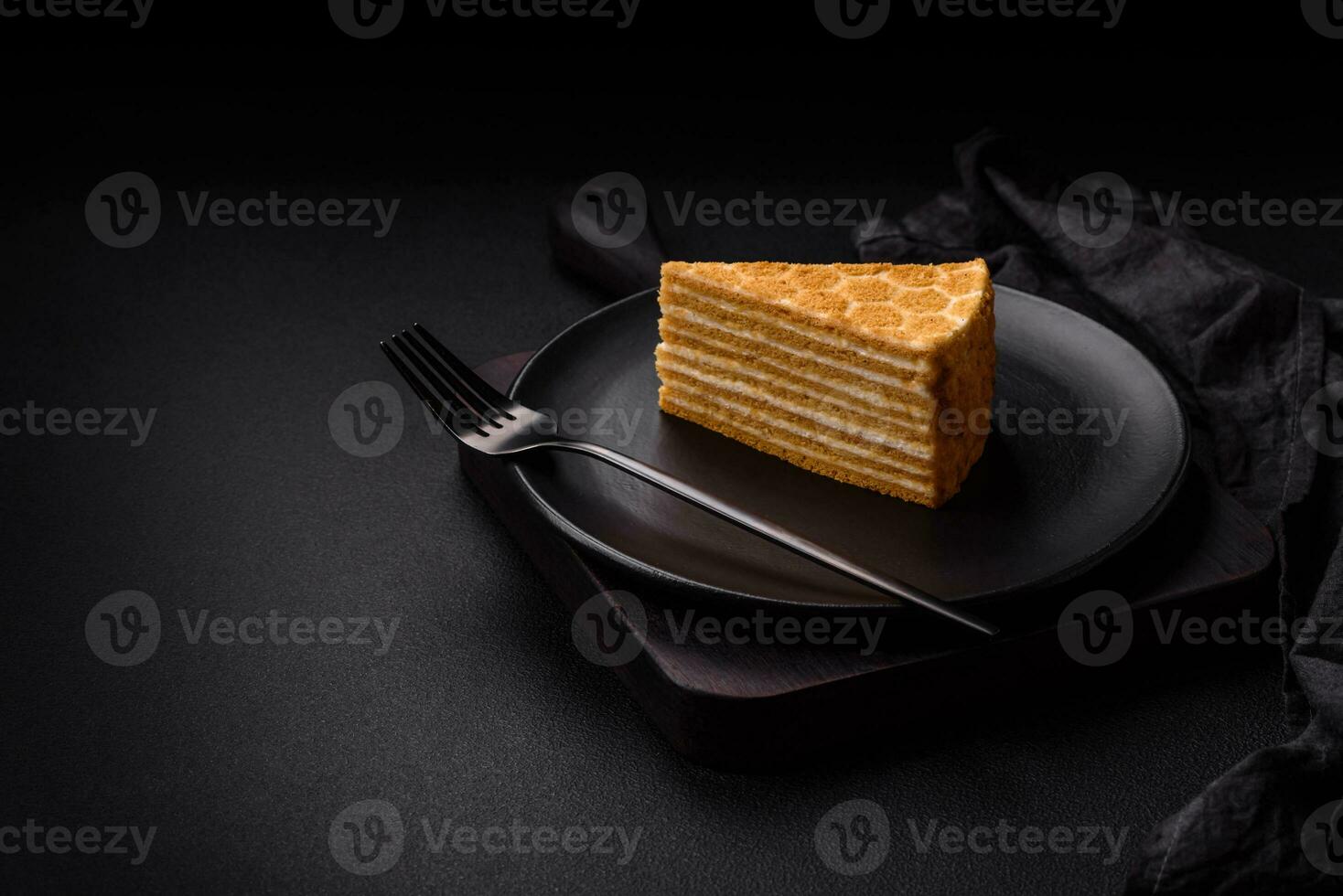 köstlich frisch Süss Honig Kuchen Schicht Kuchen mit Weiß Sahne foto