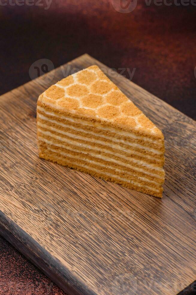 köstlich frisch Süss Honig Kuchen Schicht Kuchen mit Weiß Sahne foto