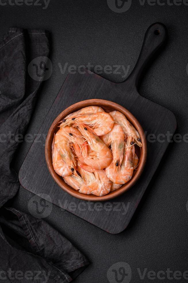 köstlich frisch gekocht Tiger Garnelen mit Salz- und Gewürze auf ein Keramik Teller foto