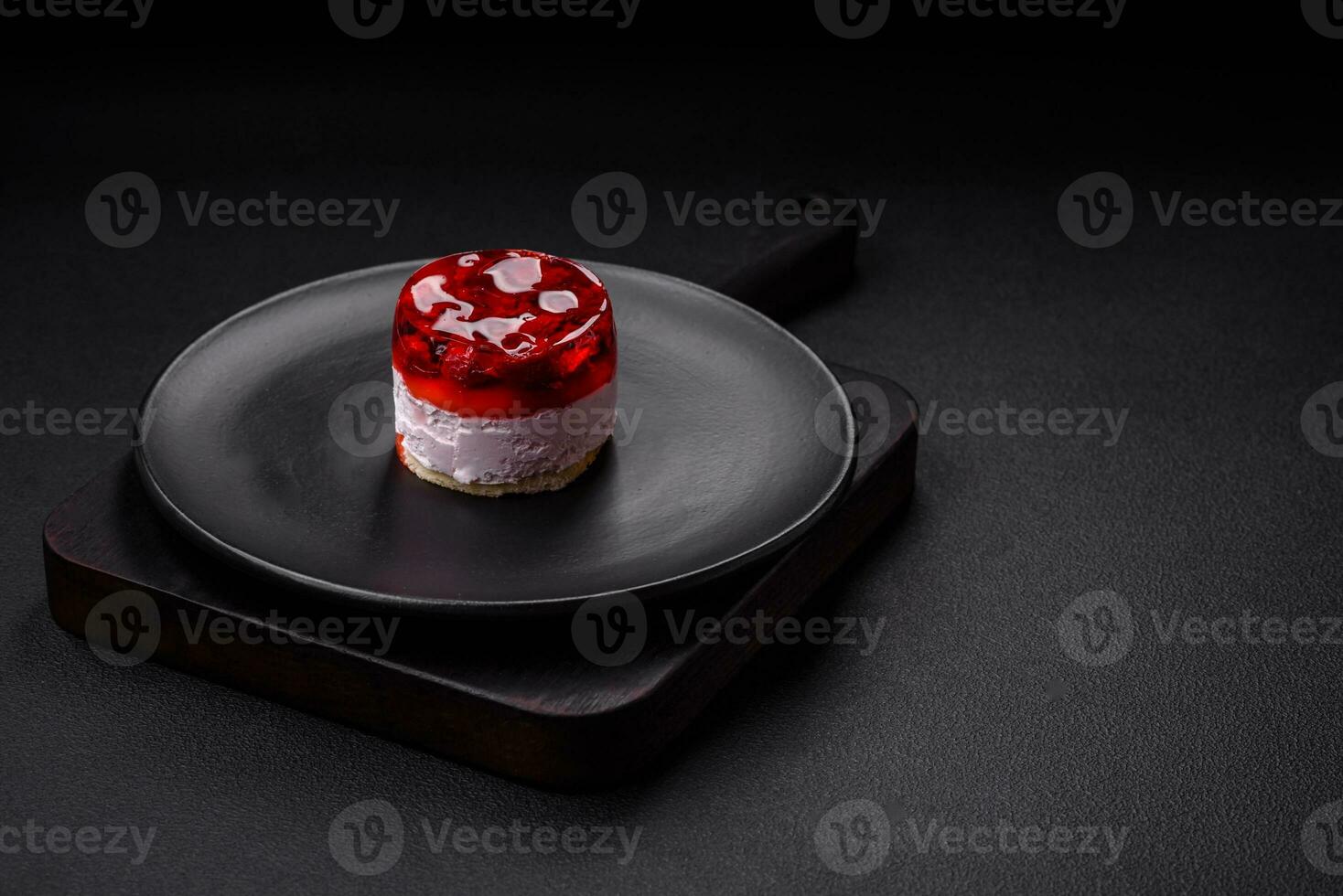 köstlich frisch Süss Käsekuchen Kuchen mit Beeren und rot Farbe Gelee foto