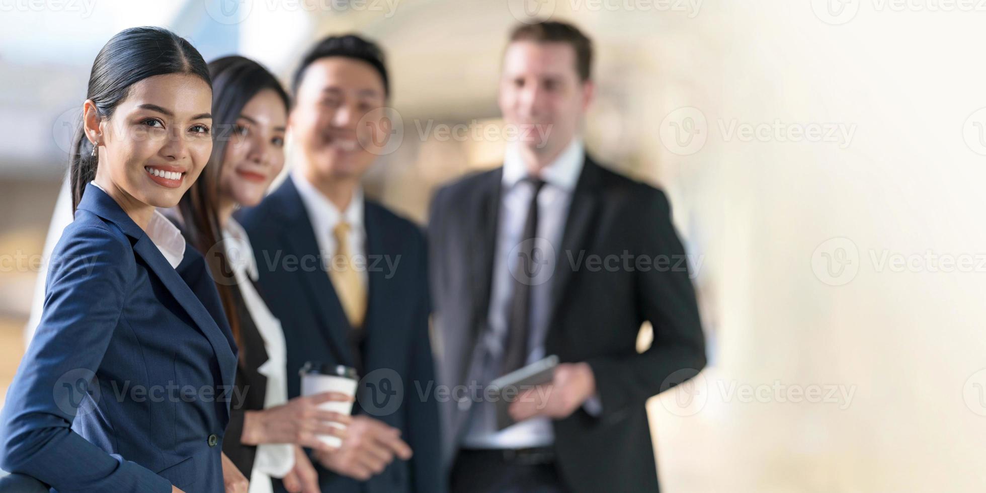 Geschäftsleute, die vor einem modernen Büro stehen und miteinander reden foto