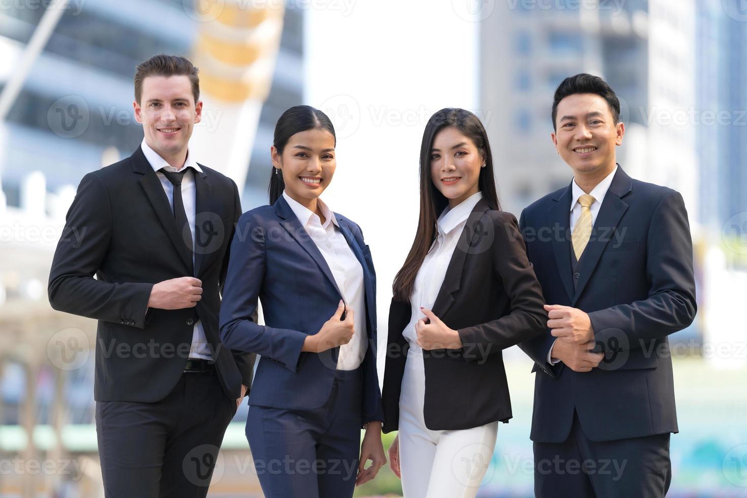 vier Führungskräfte in Folge, Geschäftsteam vor modernem Büro, Führungskonzept foto