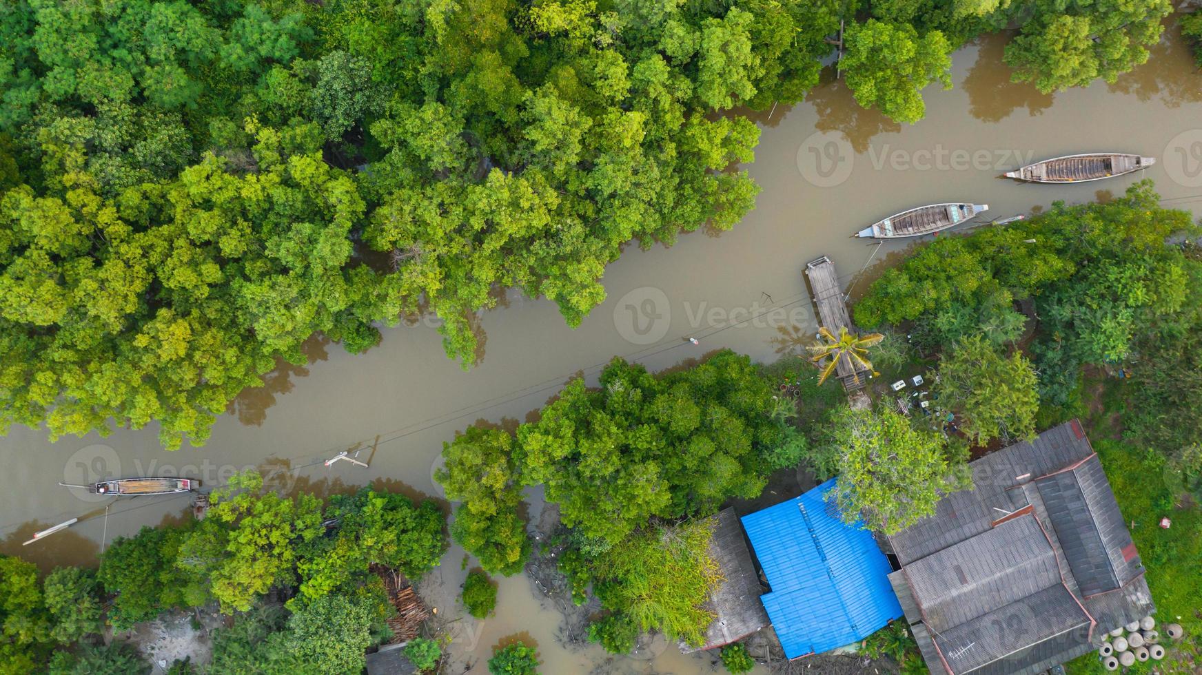 Luftbild Fischerboot auf dem Land thailand foto