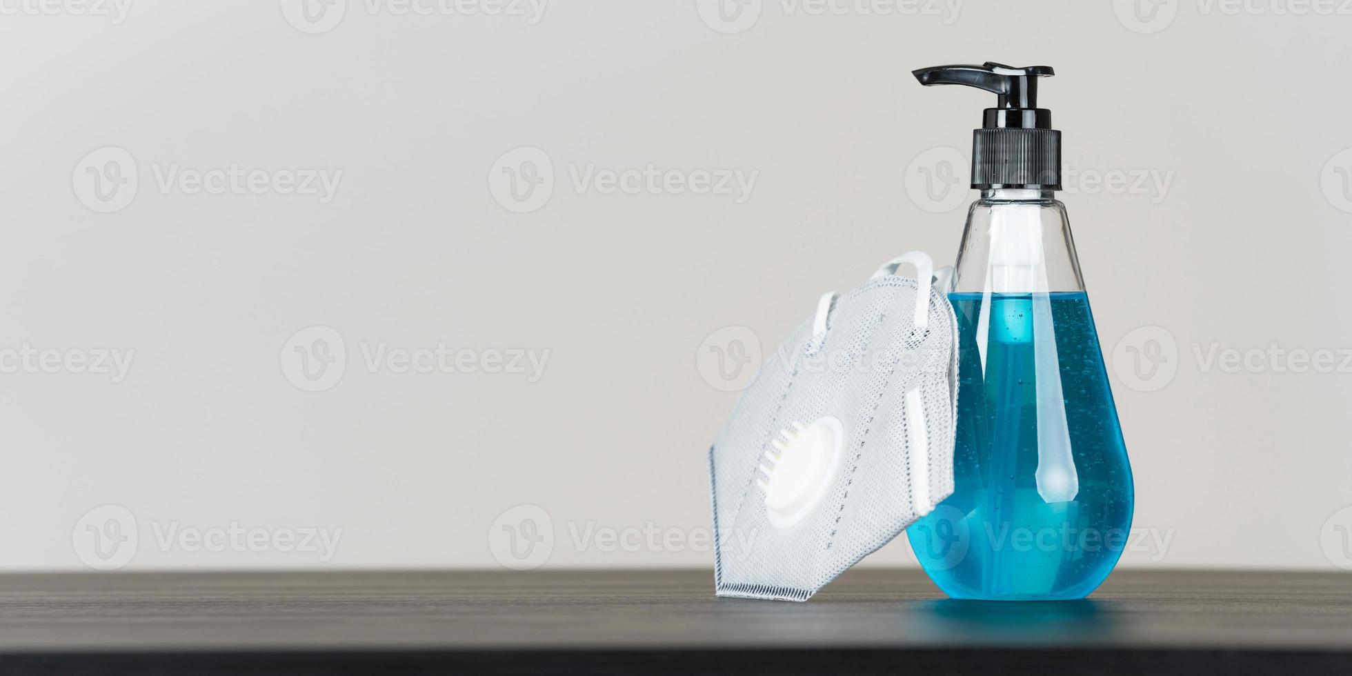 Hygienische Gesichtsmaske und Alkohol-Gel-Reiniger gegen Bakterien und Viren foto