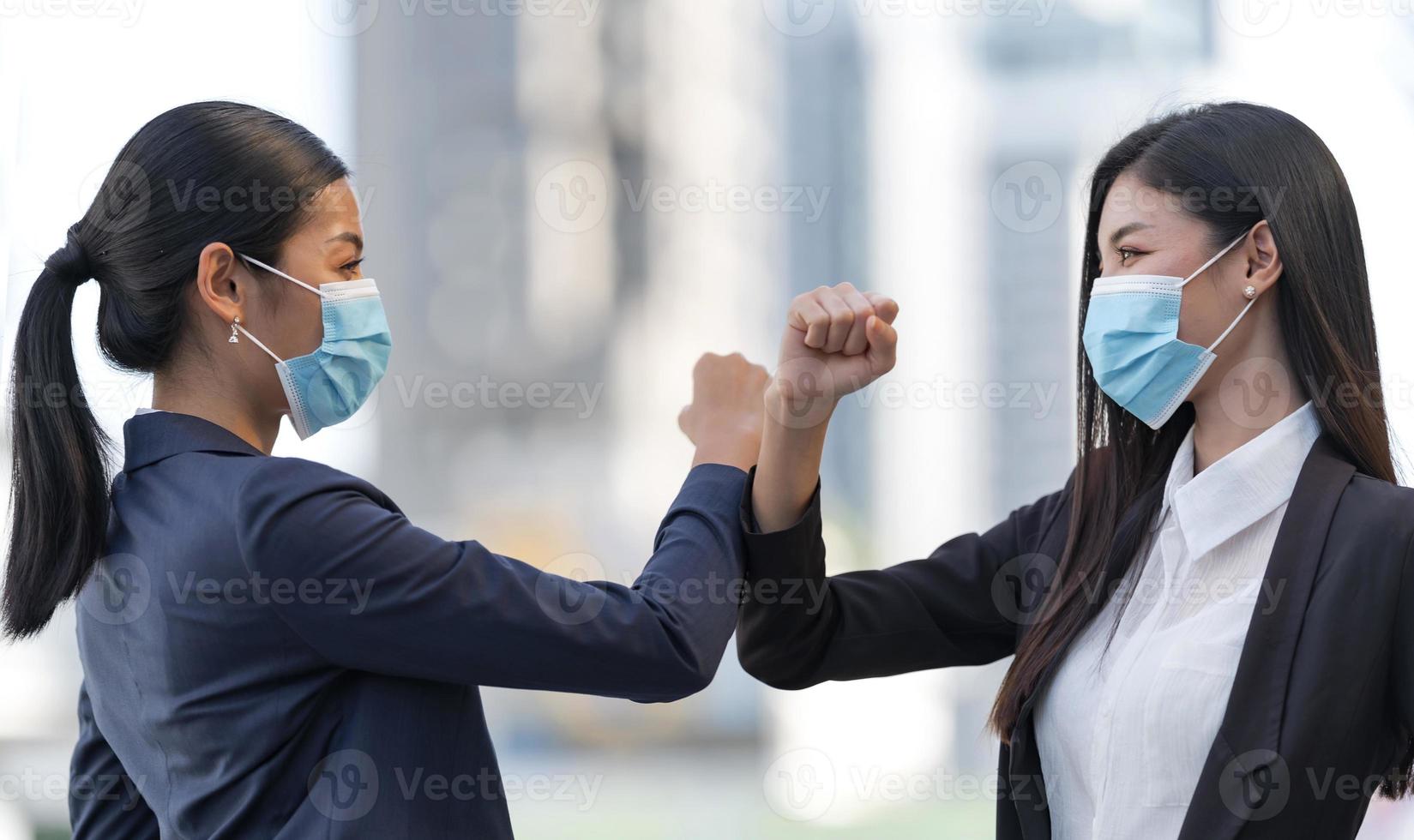 Geschäftsleute in Gesichtsbedeckungen schützen vor dem Covid-19-Coronavirus foto
