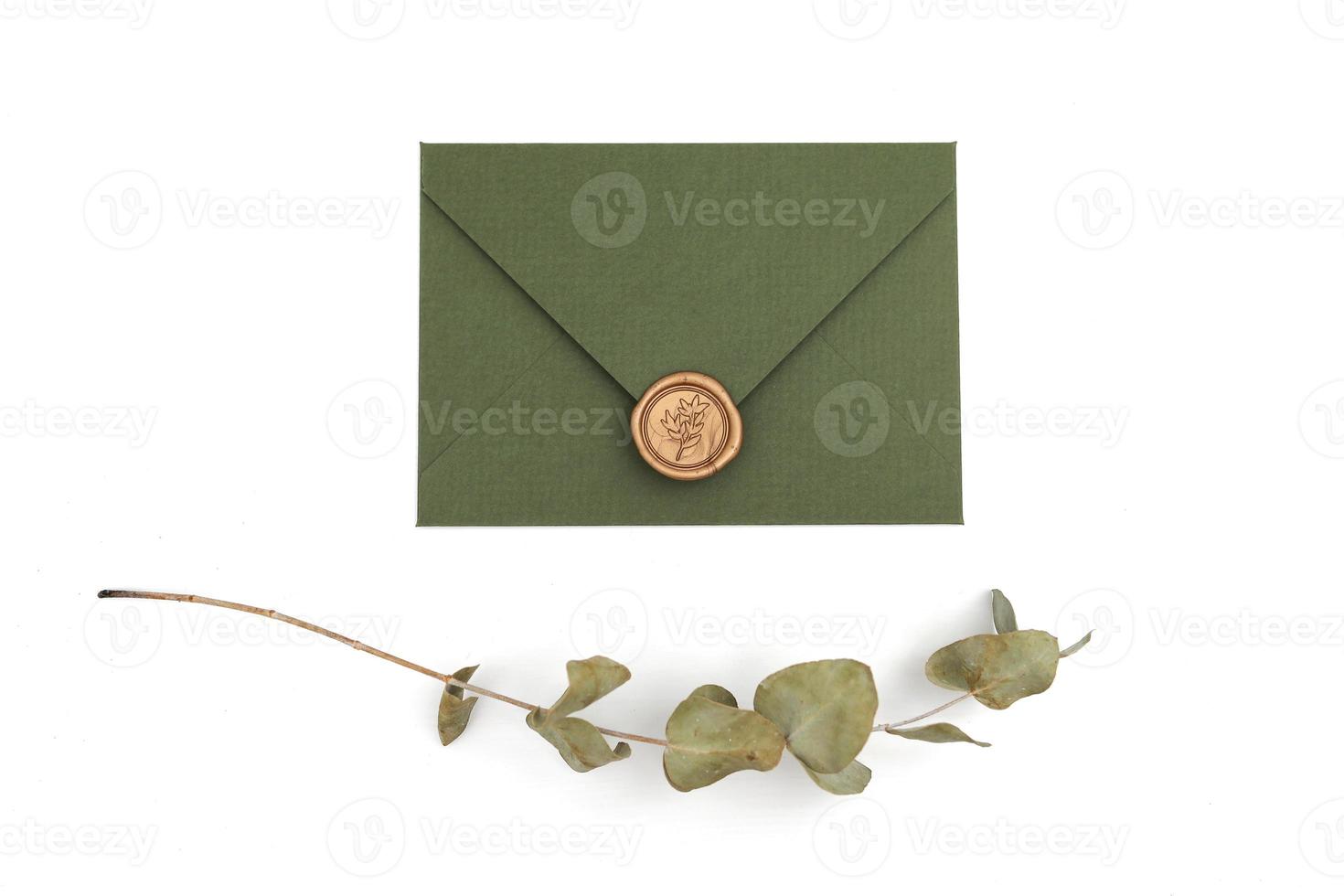 grüner Umschlag mit Designerkarton und Siegel auf weißem Hintergrund. Umschlag mit Siegel foto