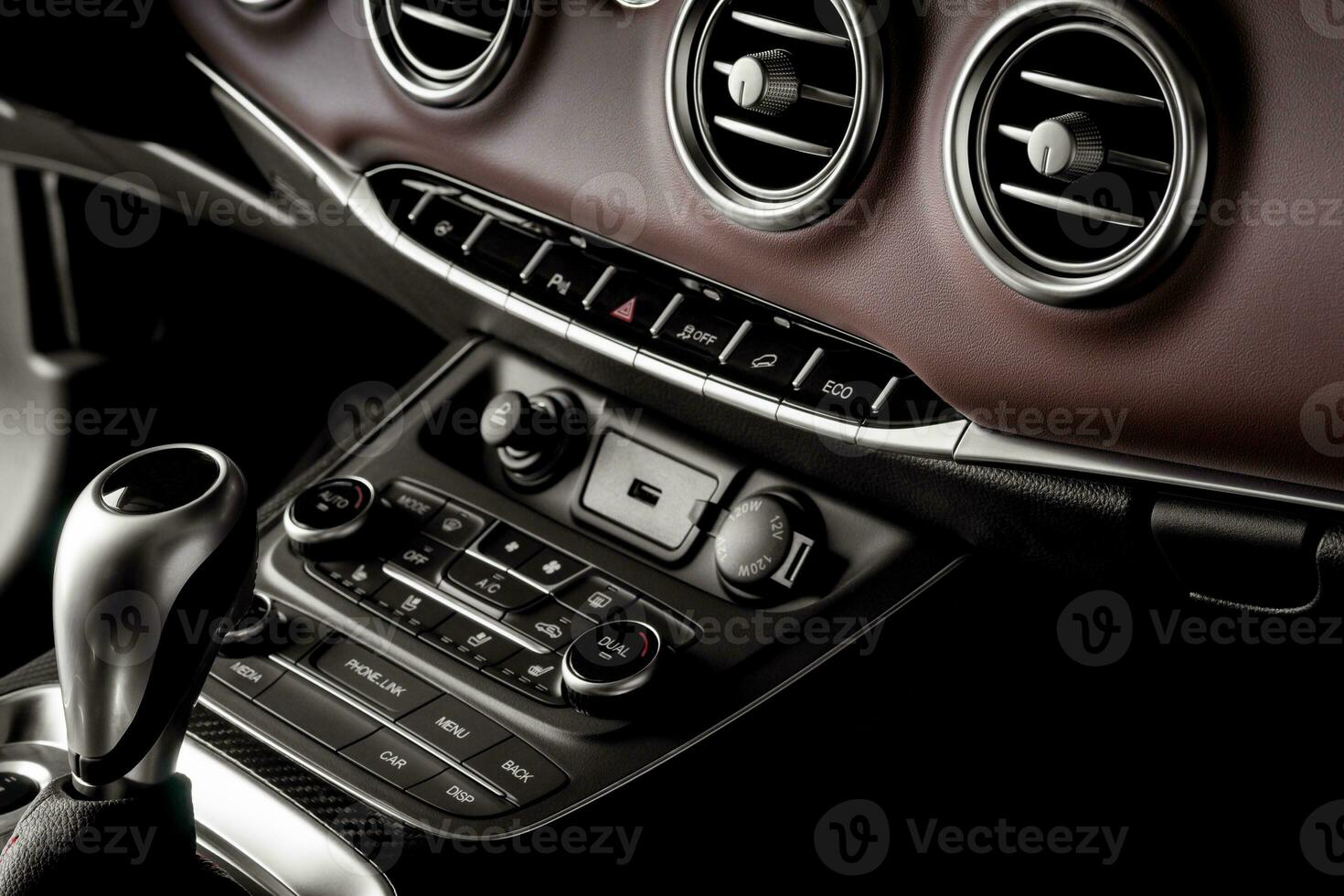 Auto Innere mit automatisch Übertragung, schließen oben Ausrüstung Hebel -  - luxuriös Einzelheiten 26361037 Stock-Photo bei Vecteezy