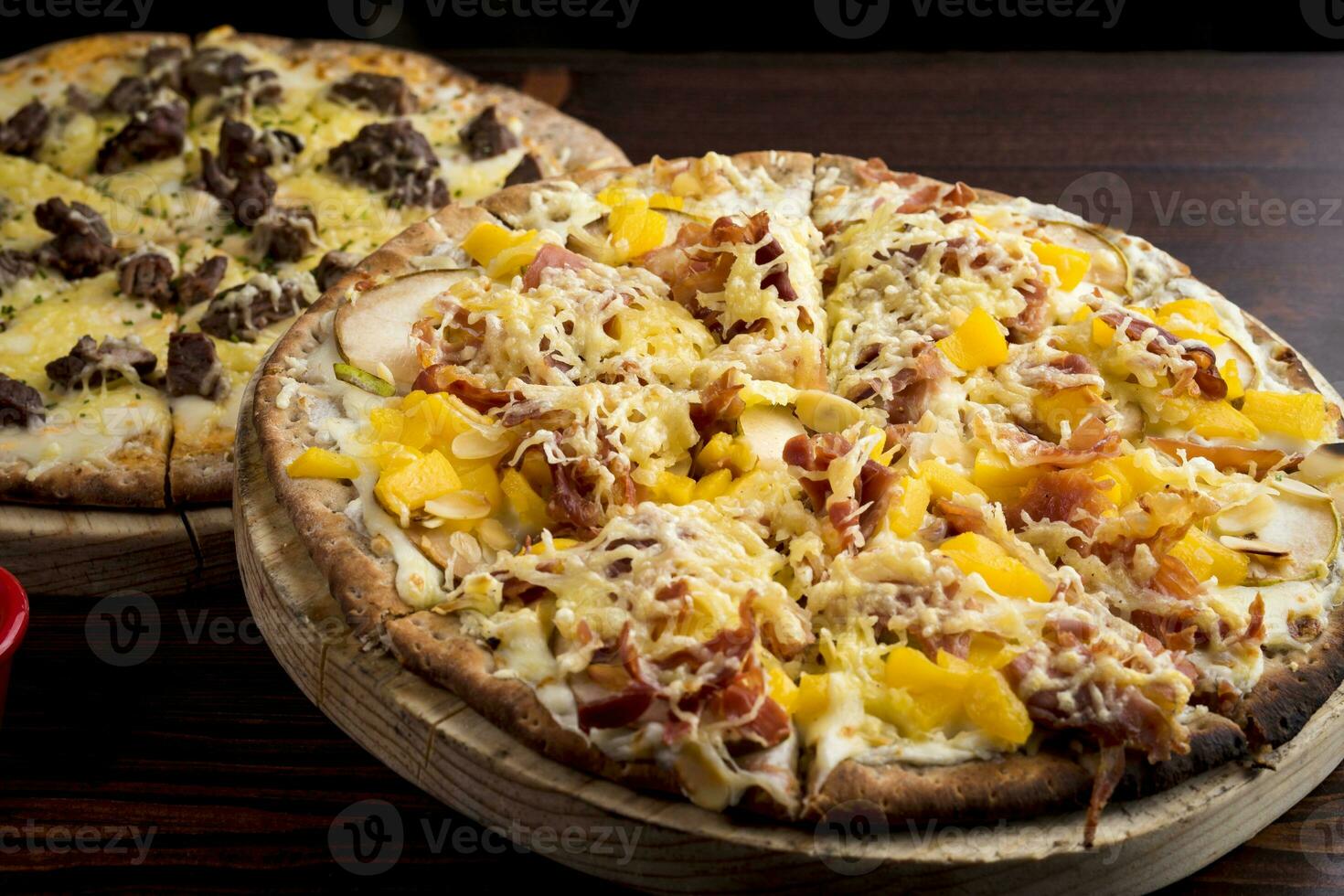 köstlich Gourmet Pizza gemacht mit fein Zutaten, Serrano Schinken, Parmesan und Früchte foto
