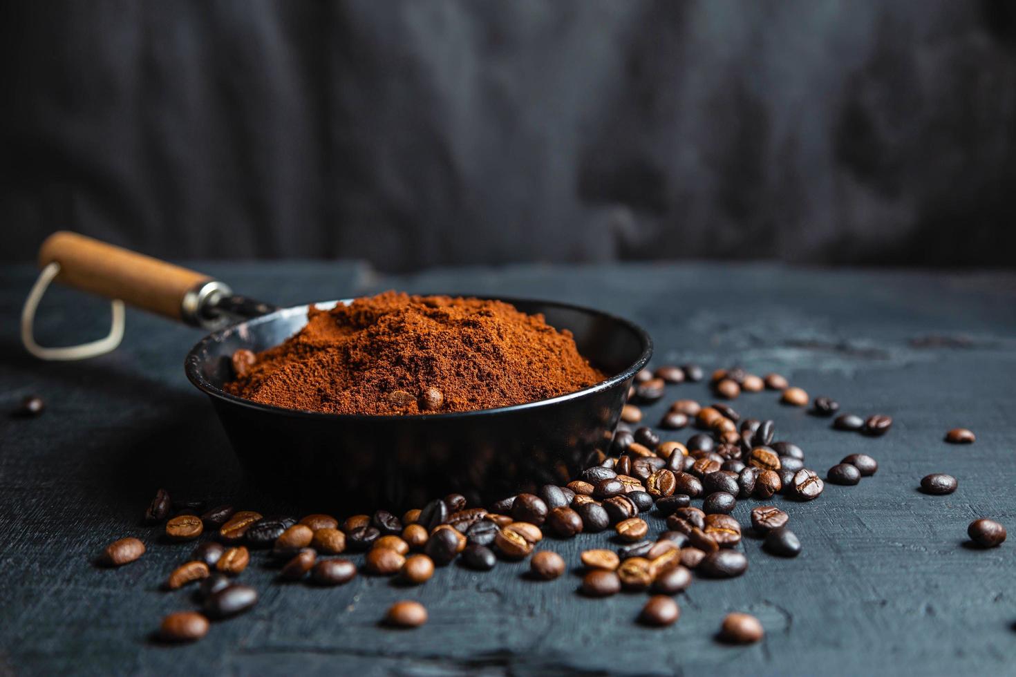 gemahlenes Kaffeepulver und geröstete Kaffeebohnen foto