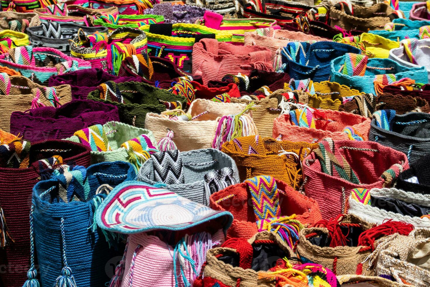 Straße Verkauf im Bogota von traditionell Taschen Hand gestrickt durch Frauen von das weguu Gemeinschaft im Kolumbien namens Mochilas foto