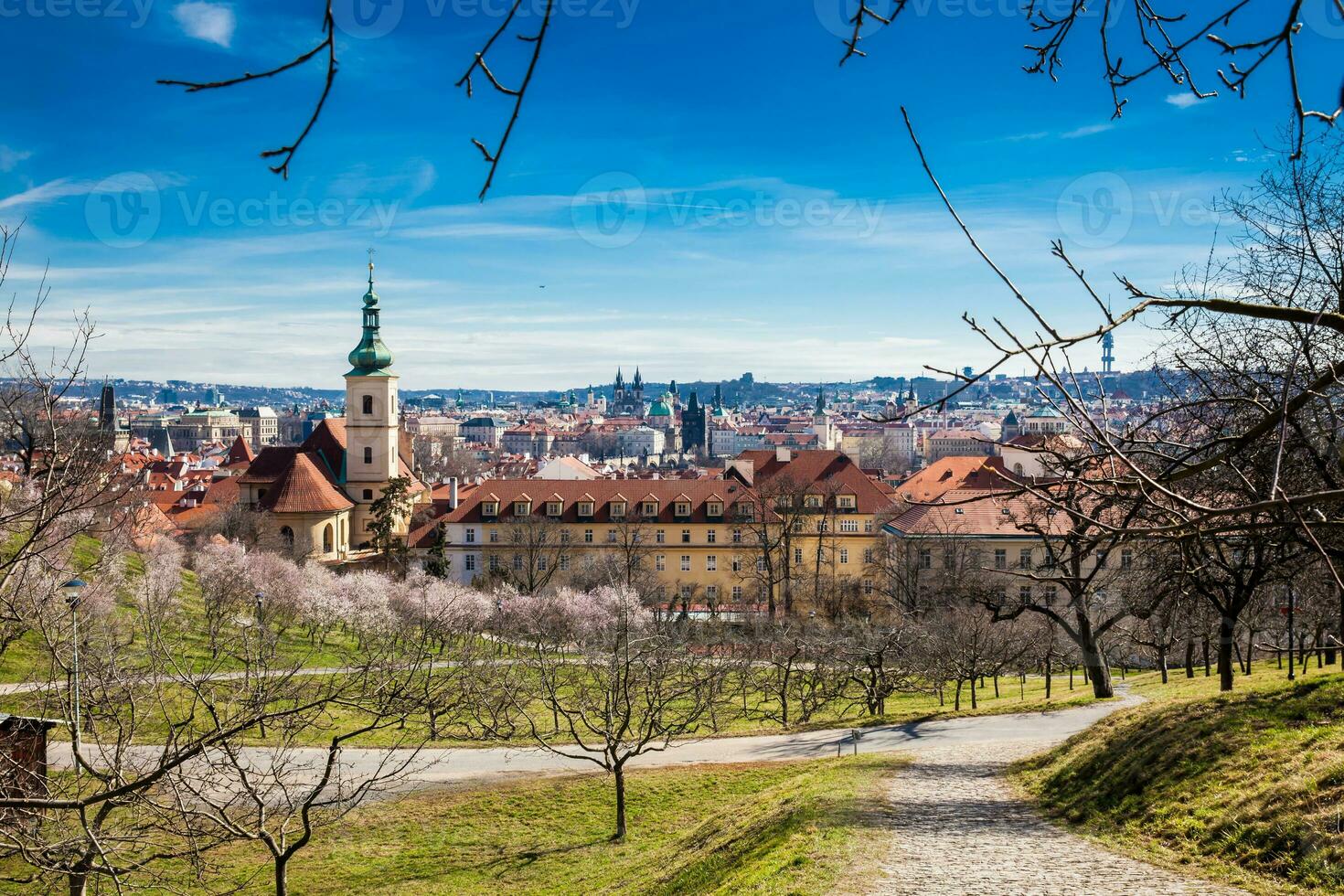 Prag Stadt gesehen von das petrin Gardens beim das Anfang von Frühling foto